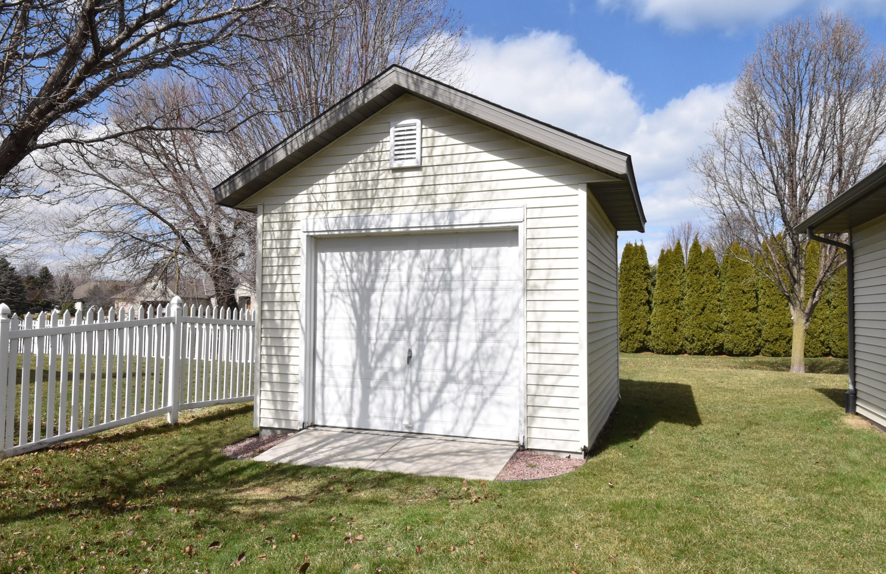 1224 Riva Rdg, Racine WI  53402-1711 exterior
