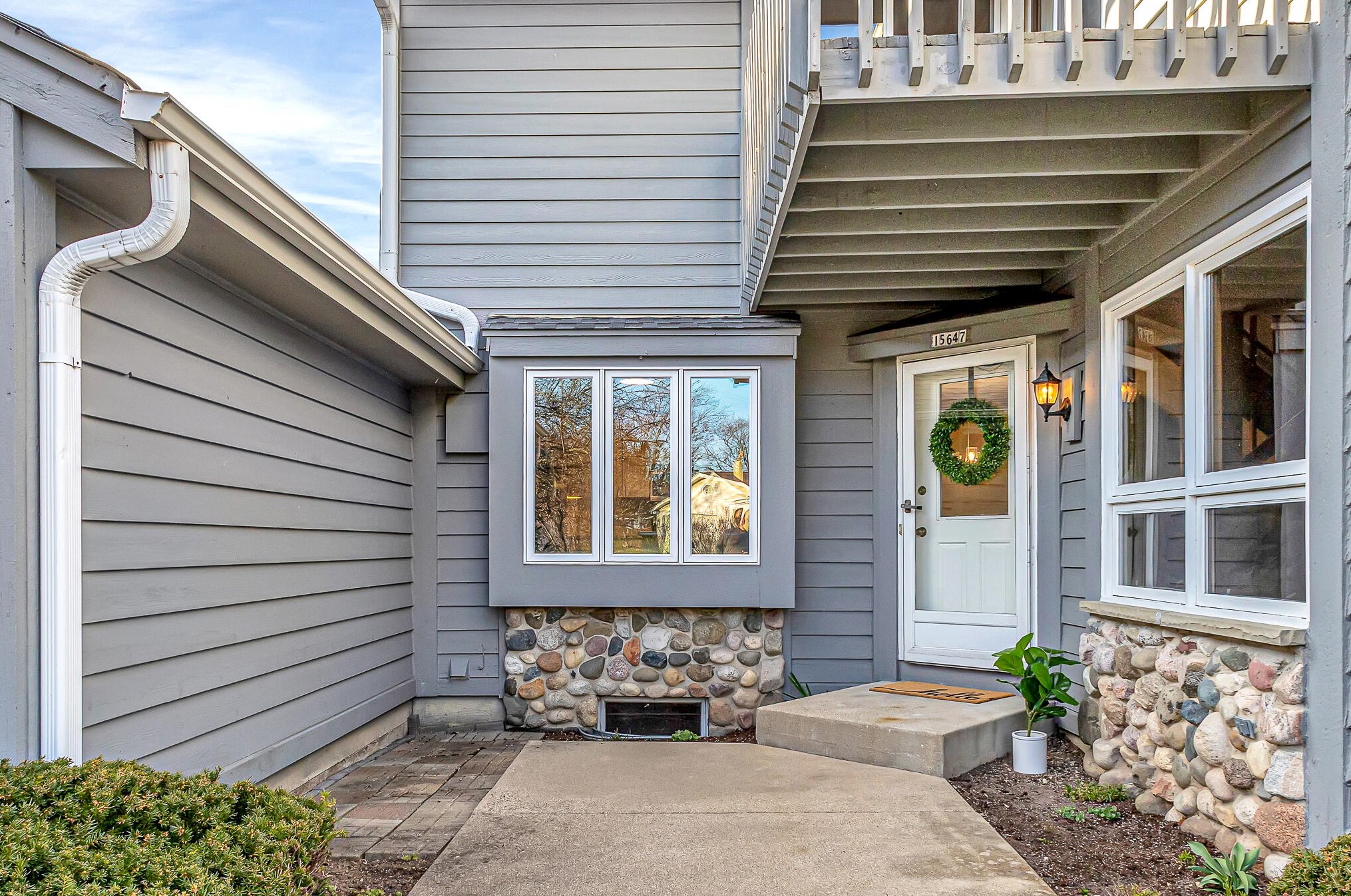 15647 Brook Dr, Waukesha, WI 53151-1576
