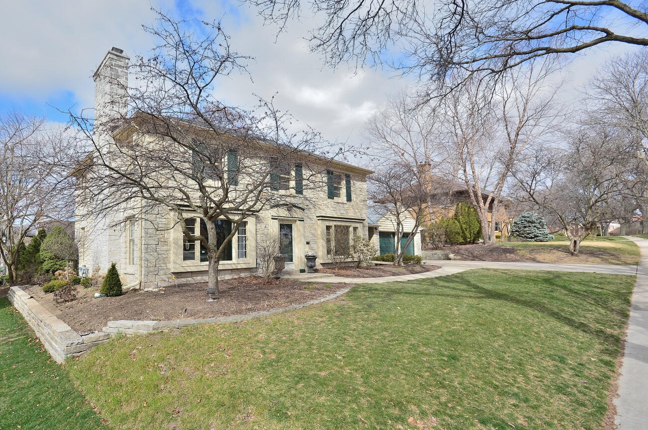 6163 Washington Cir, Milwaukee, WI 53213-2471