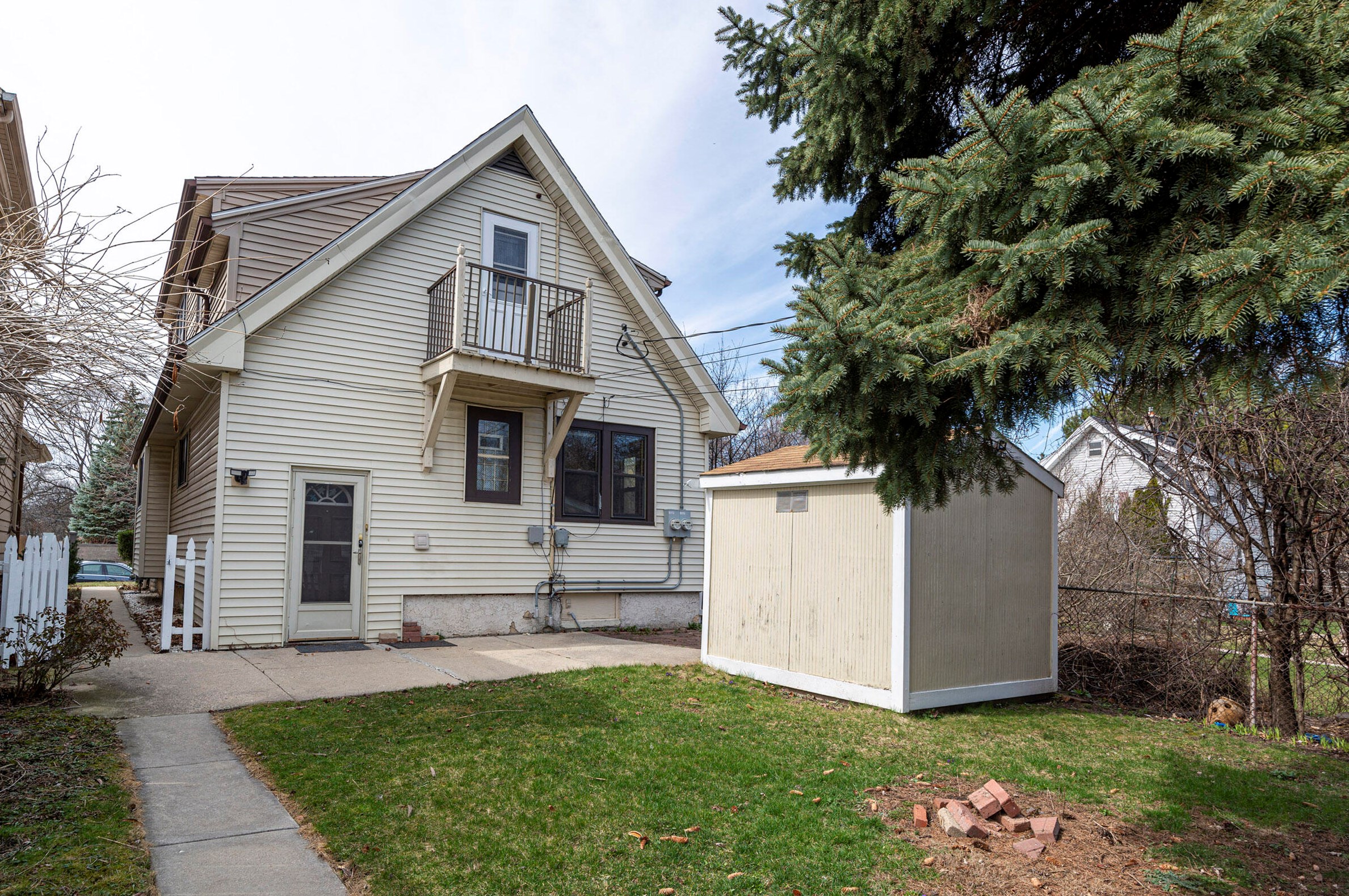 206 68th St, Milwaukee, WI 53214-1601