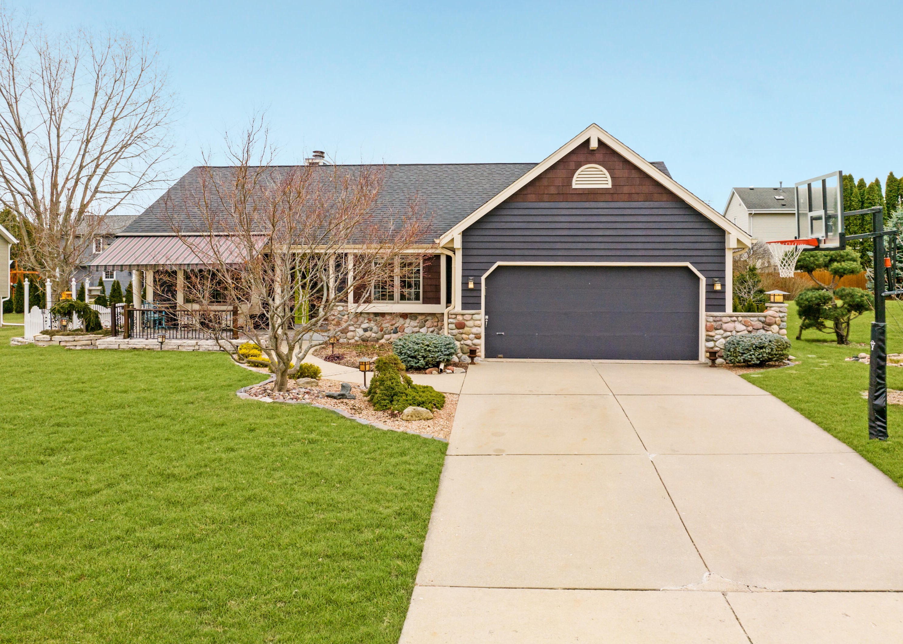 4111 Thorncrest Dr, Hales Corners, WI 53132-9650