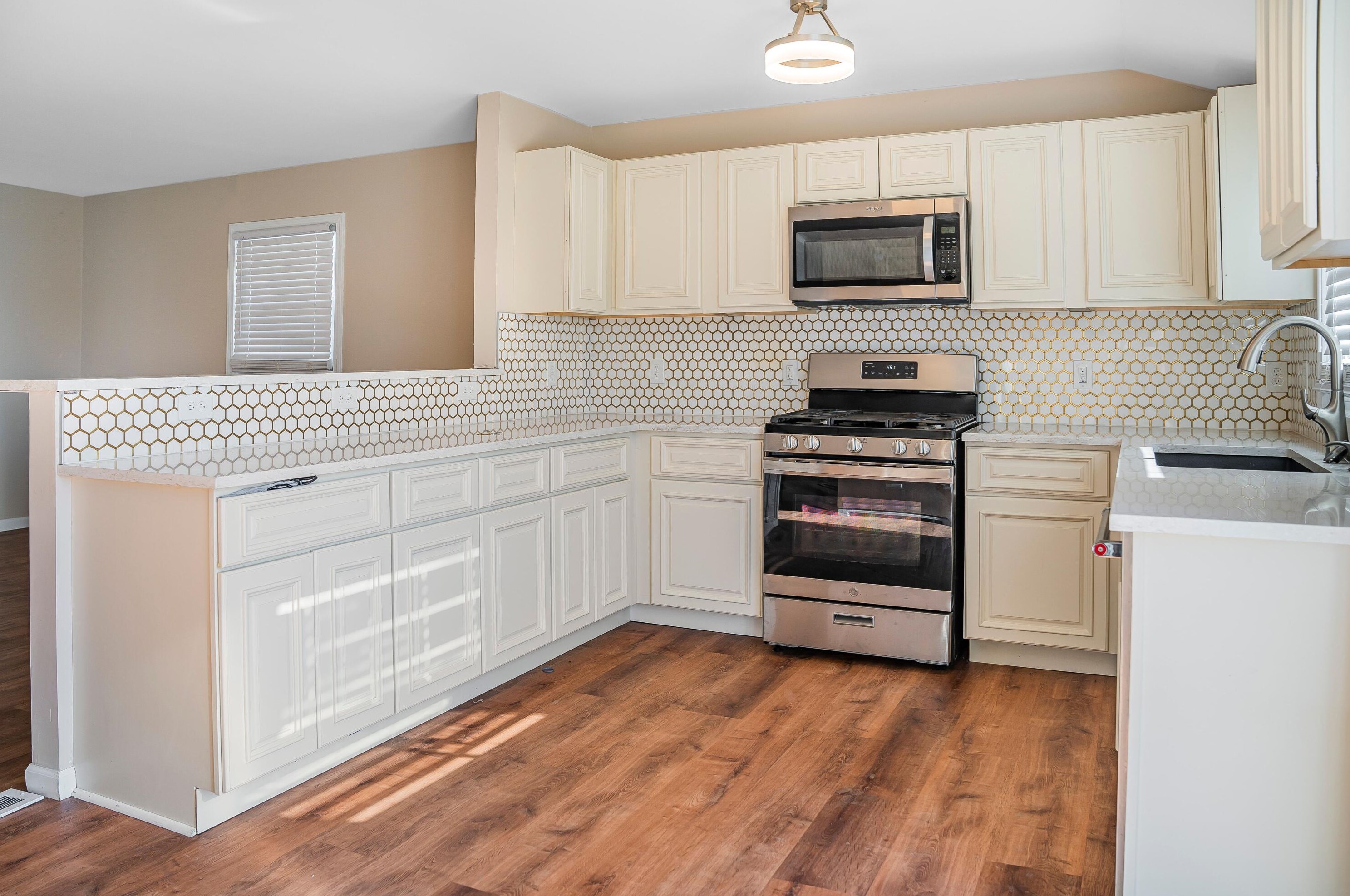 6547 83, Milwaukee WI 53214-4428 exterior