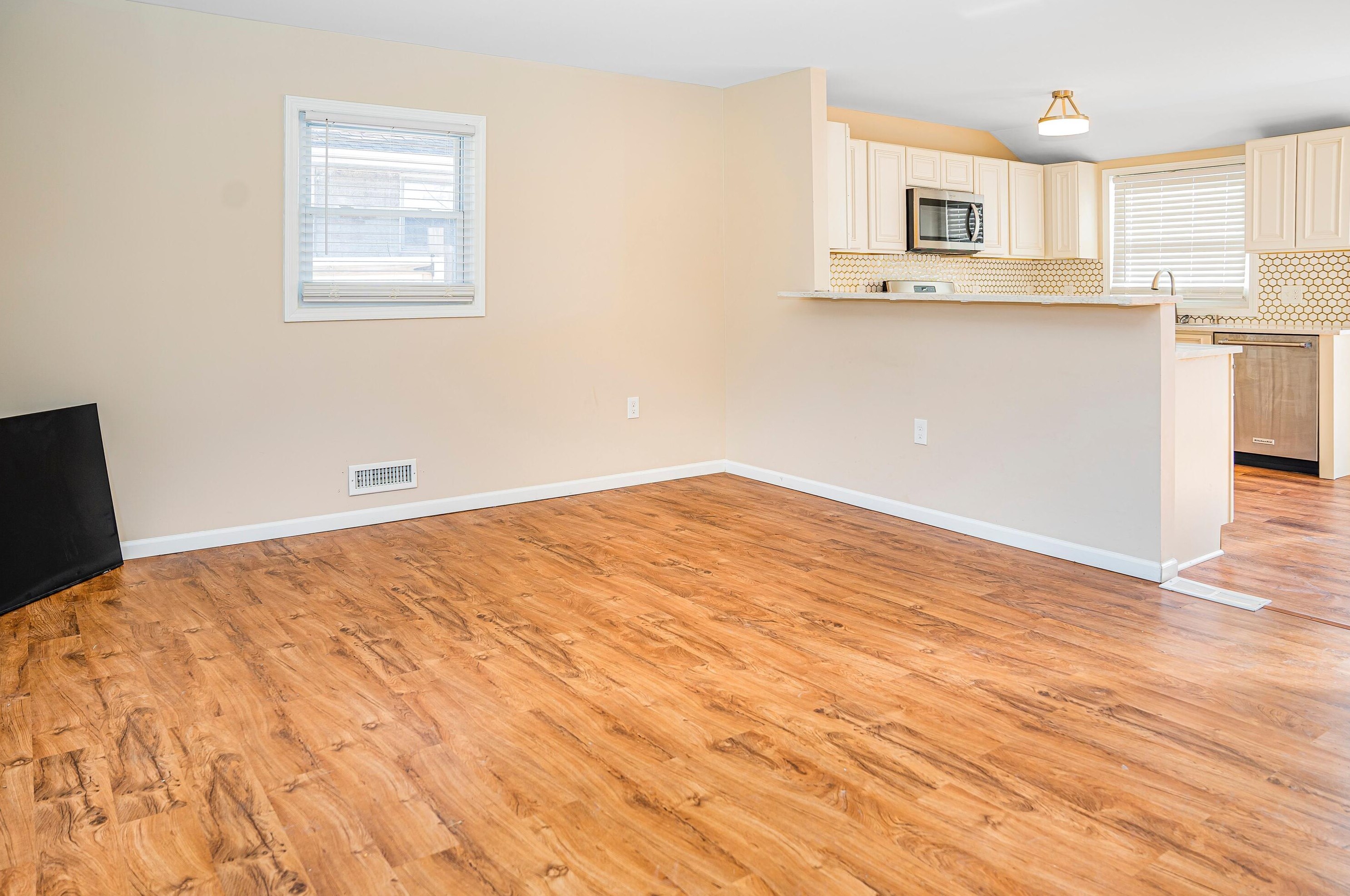 6547 83, Milwaukee WI 53214-4428 exterior