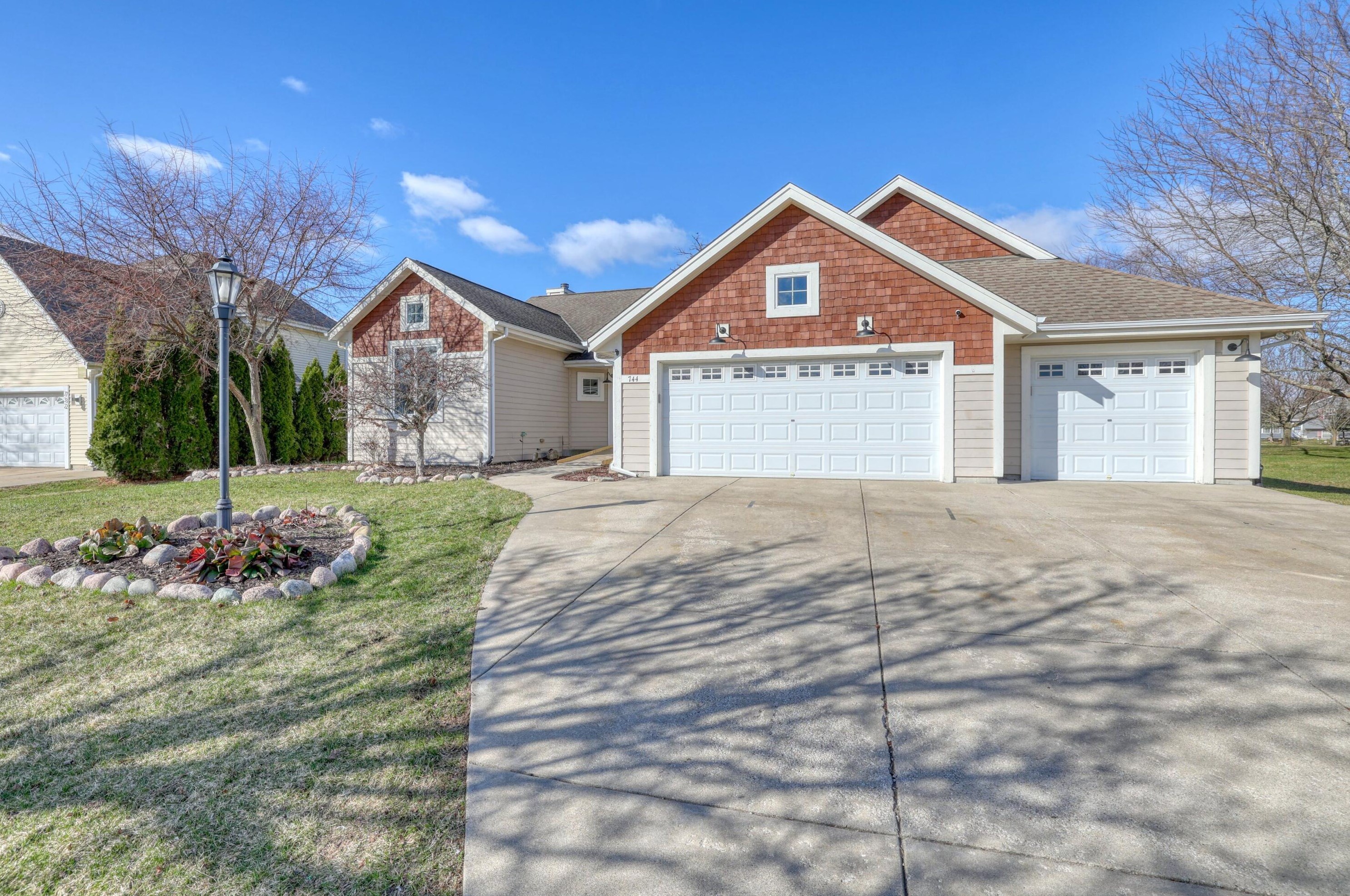 744 Laureate Dr, Pewaukee, WI 53072