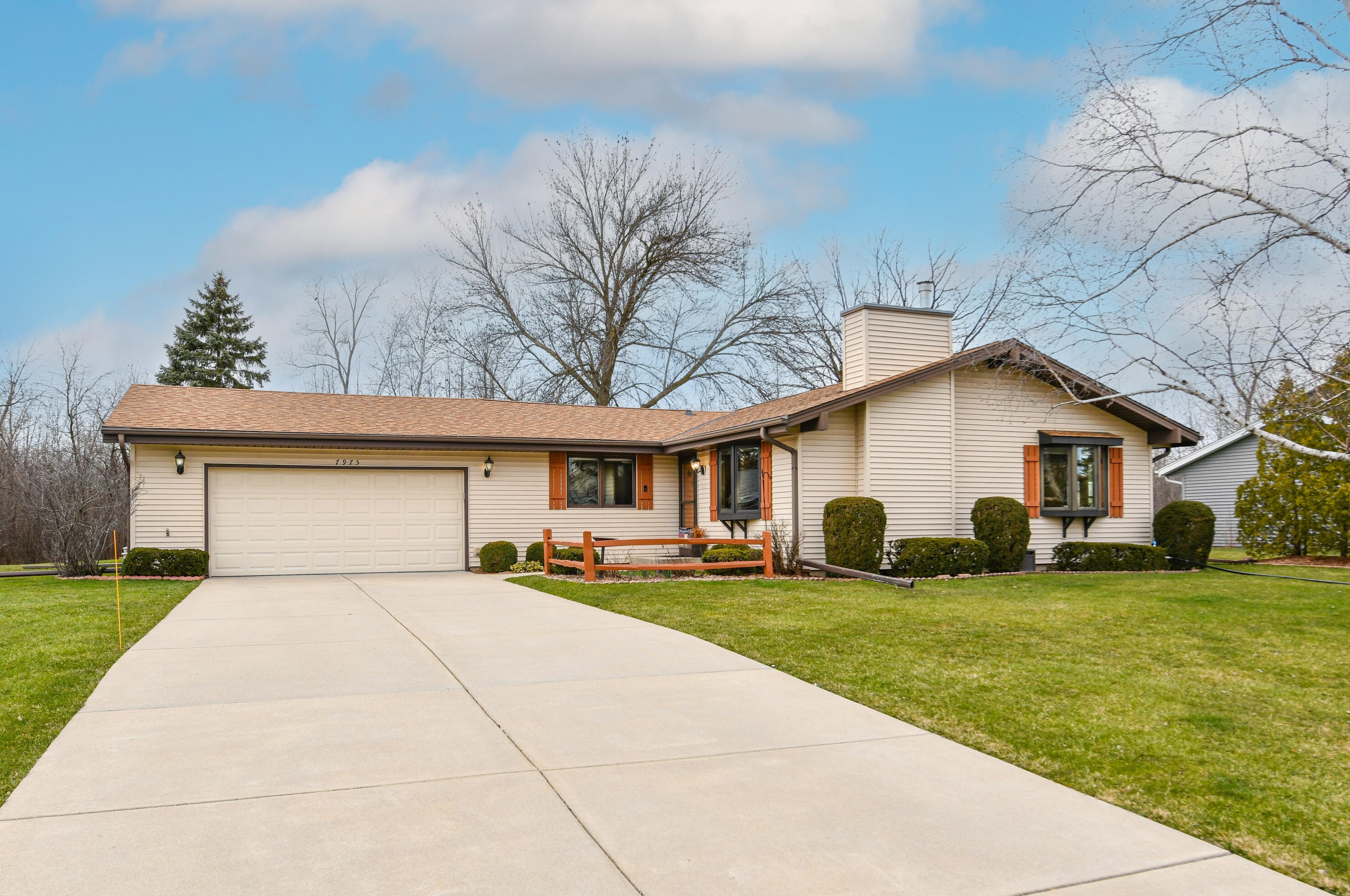 7975 Mission Dr, Hales Corners, WI 53132-2348