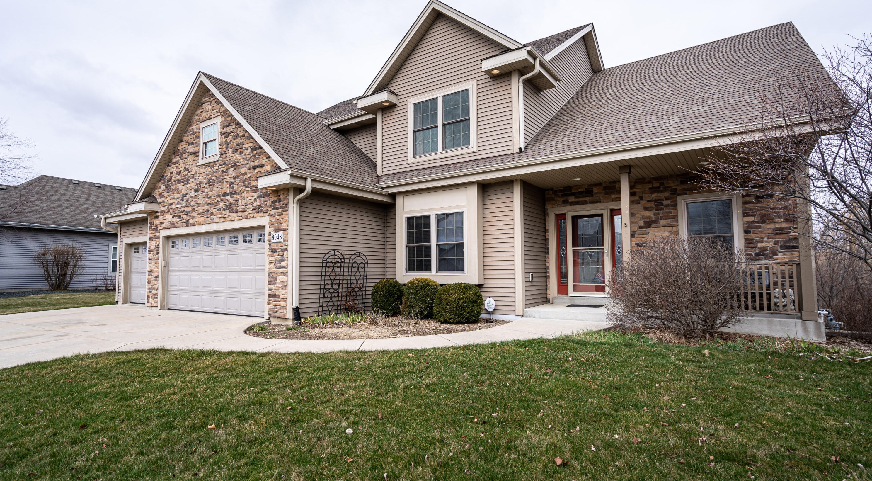 8048 Creek View Ln, Racine, WI 53406