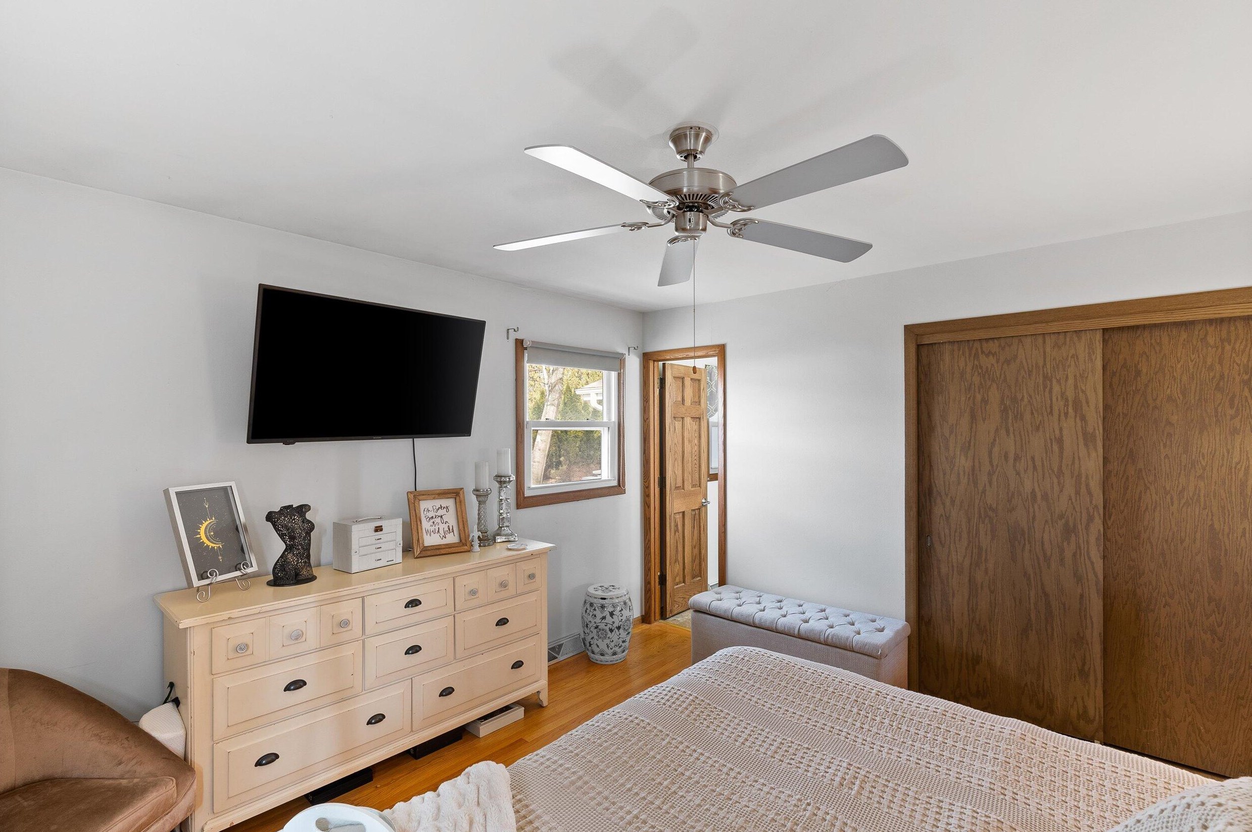 1636 Fairfield Ct, Milwaukee WI  53209-3433 exterior