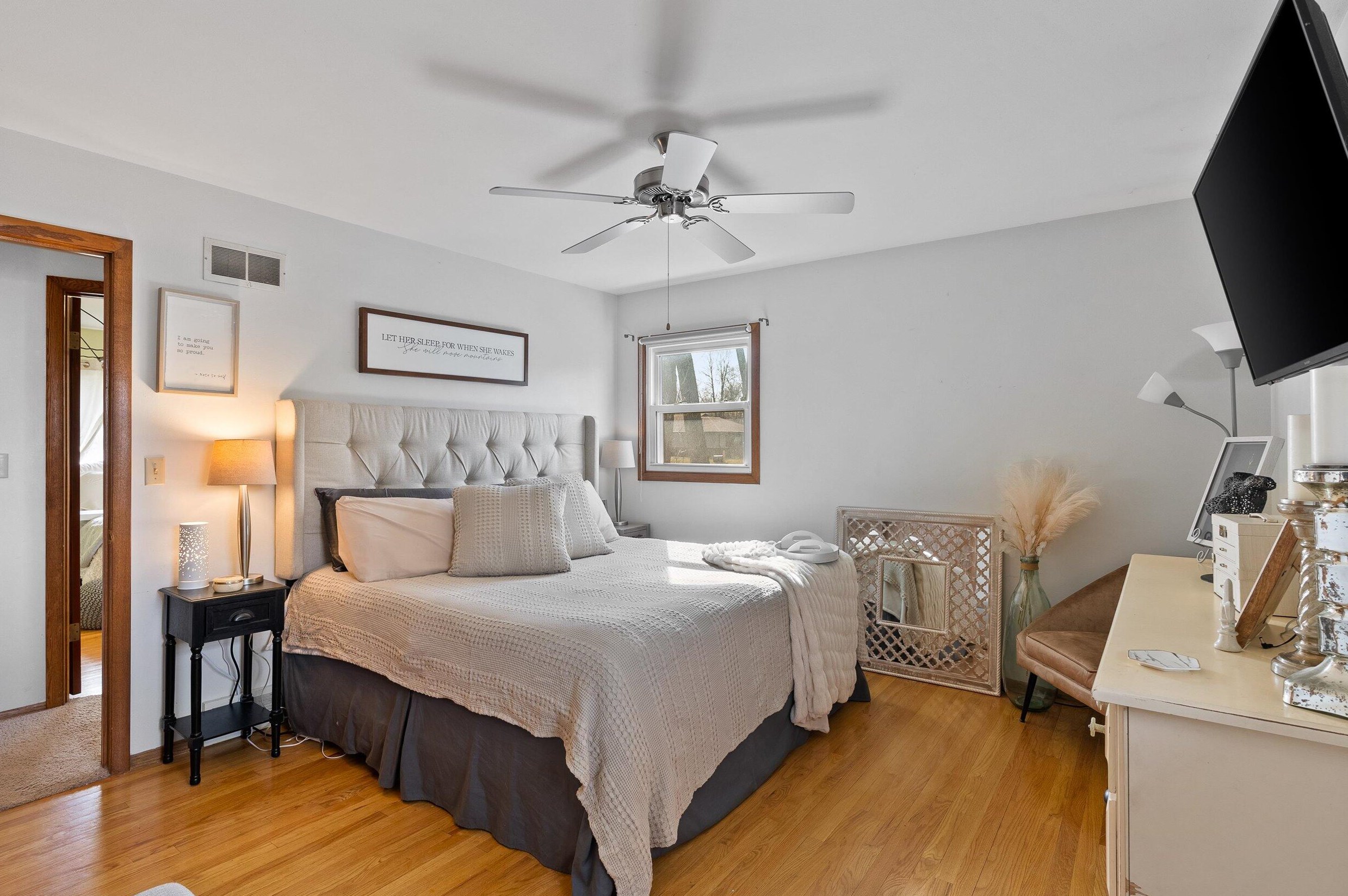 1636 Fairfield Ct, Milwaukee WI  53209-3433 exterior