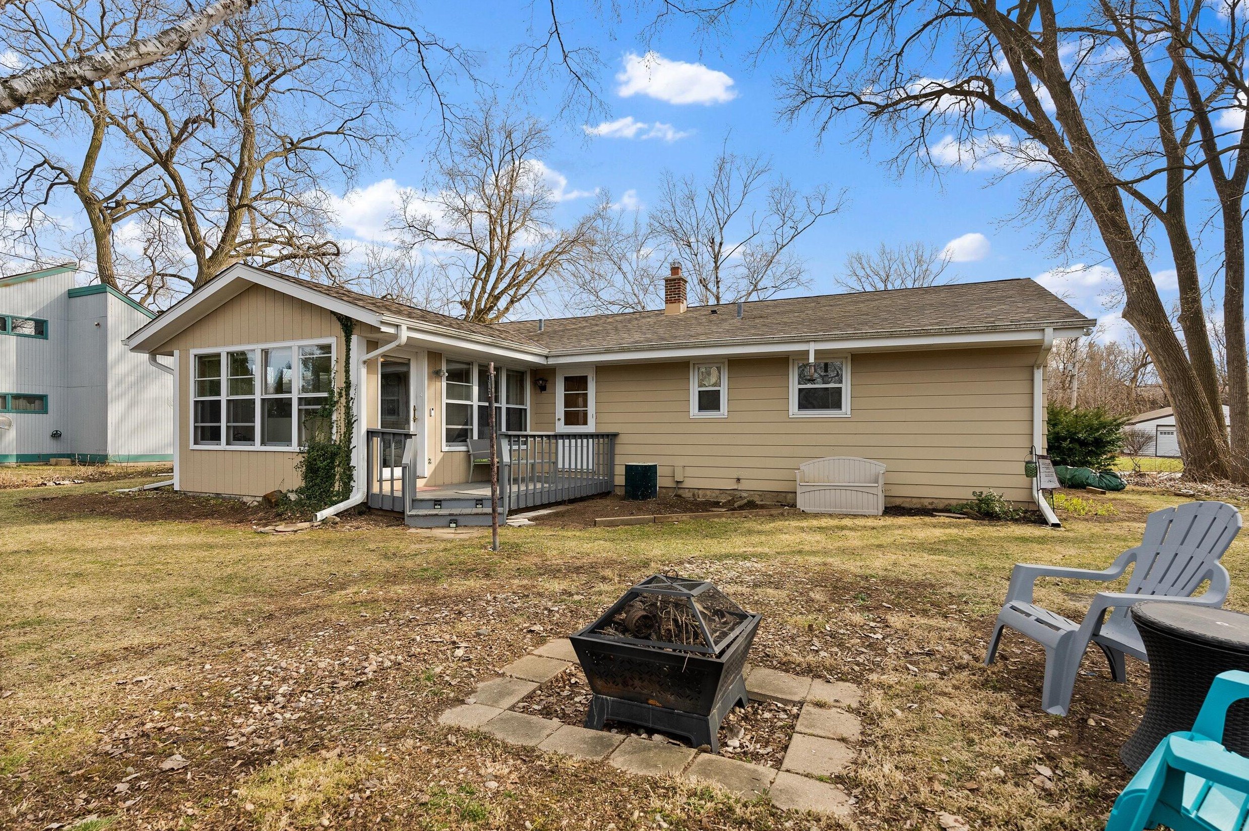 1636 Fairfield Ct, Milwaukee WI  53209-3433 exterior