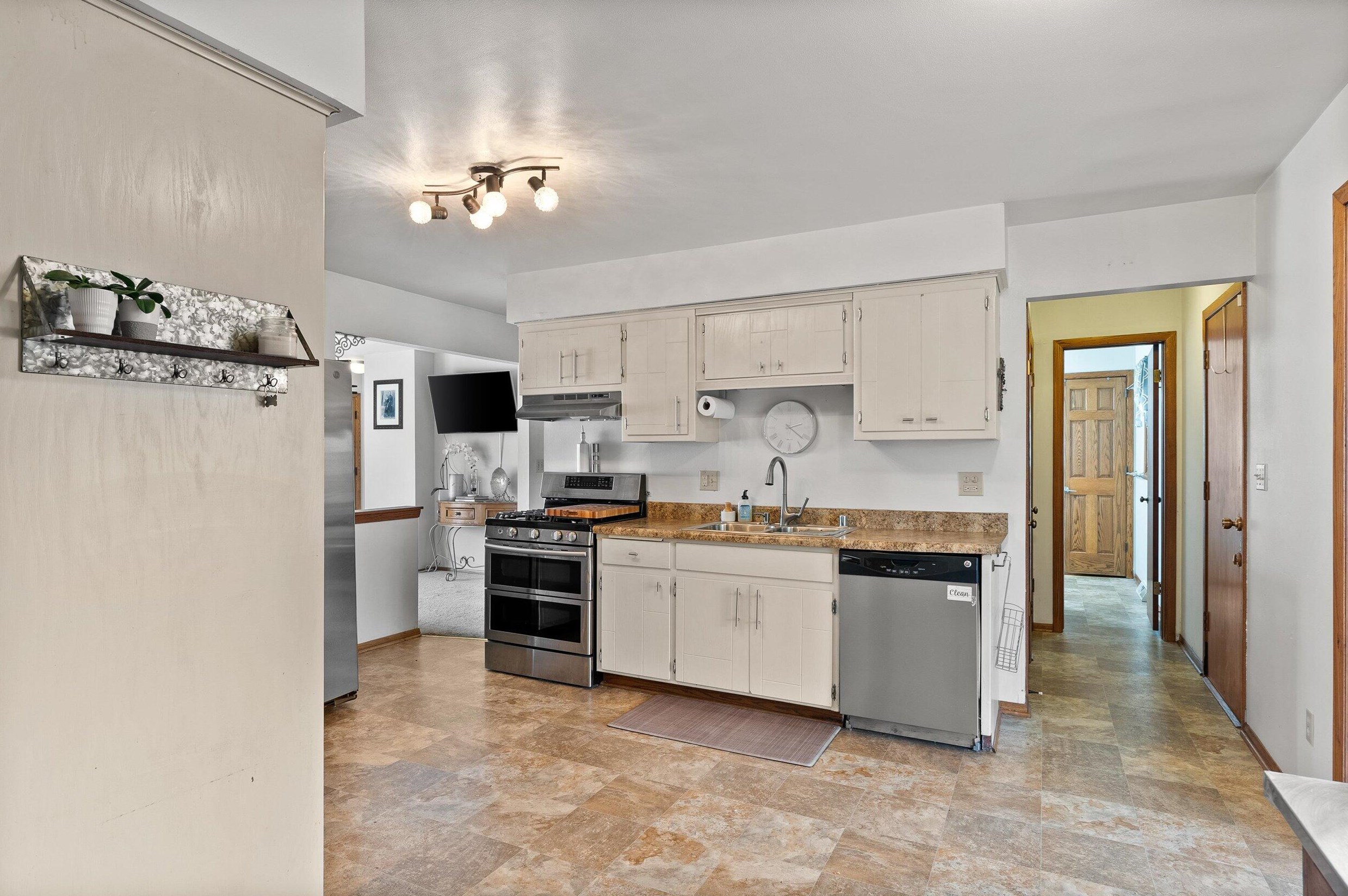 1636 Fairfield Ct, Milwaukee WI  53209-3433 exterior