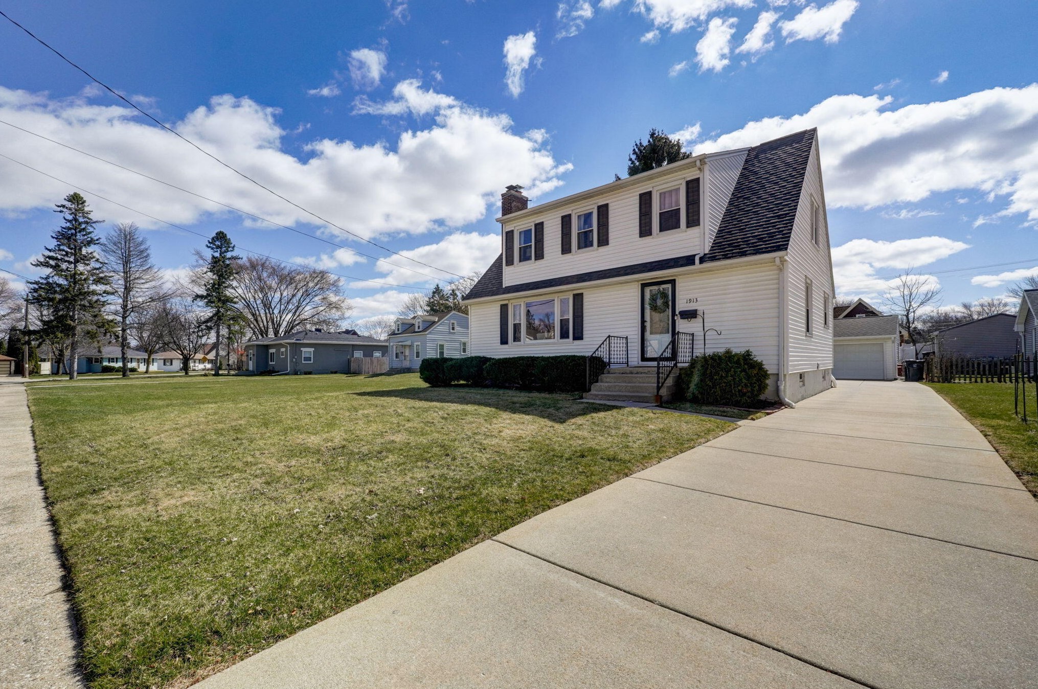 1913 Wall St, Waukesha, WI 53188-2829