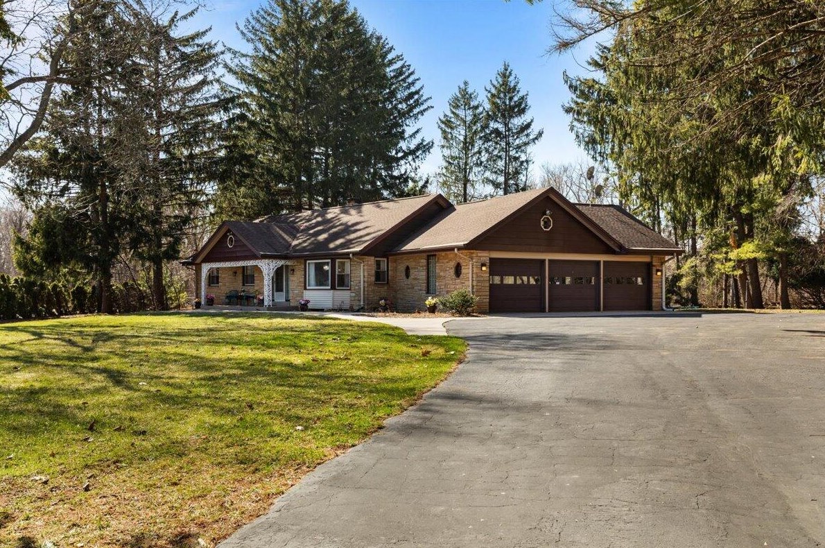 5605 Meadow Park Ct, Hales Corners, WI 53130-2207