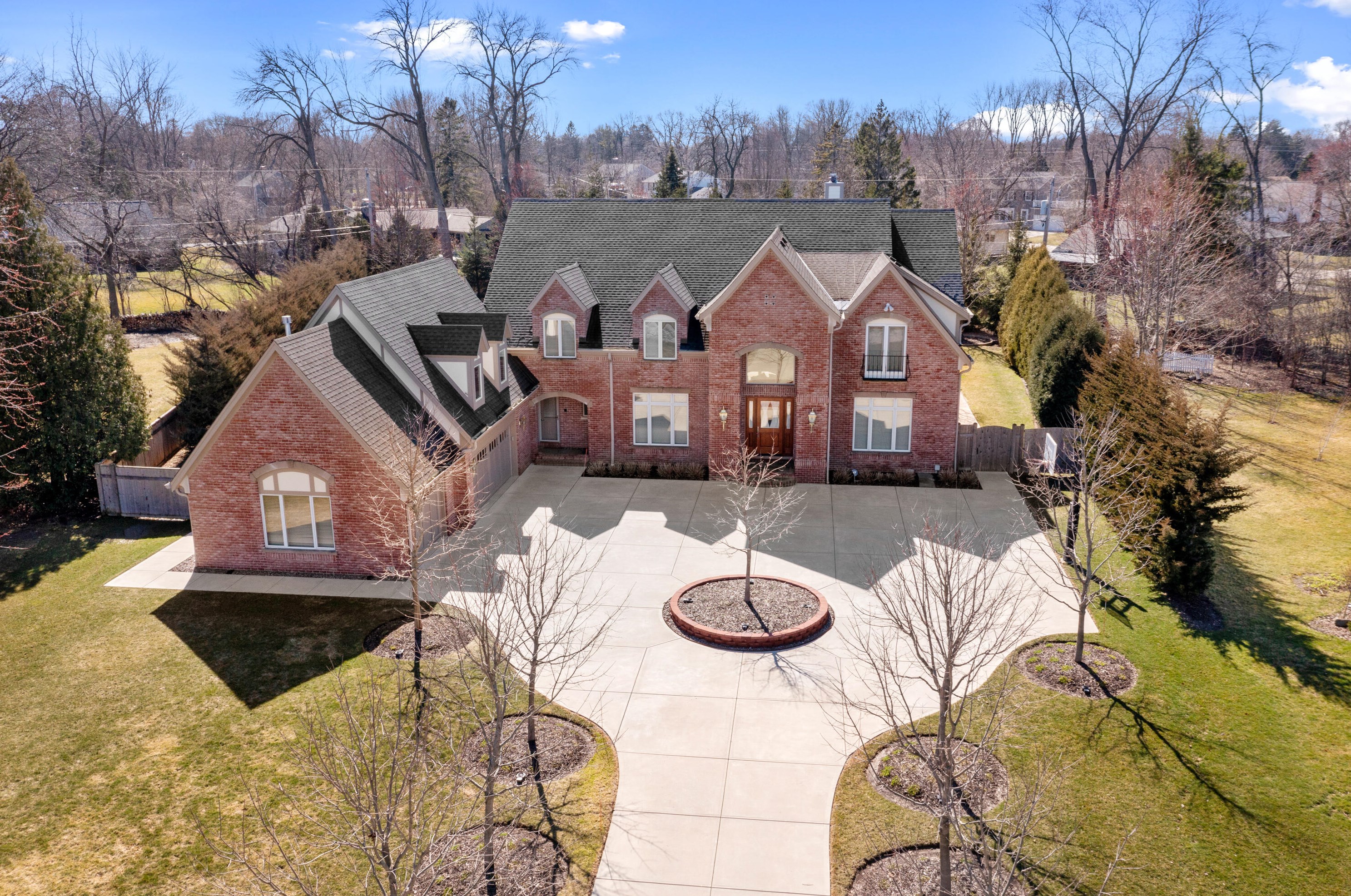 7845 N Links Cir, Milwaukee, WI 53217