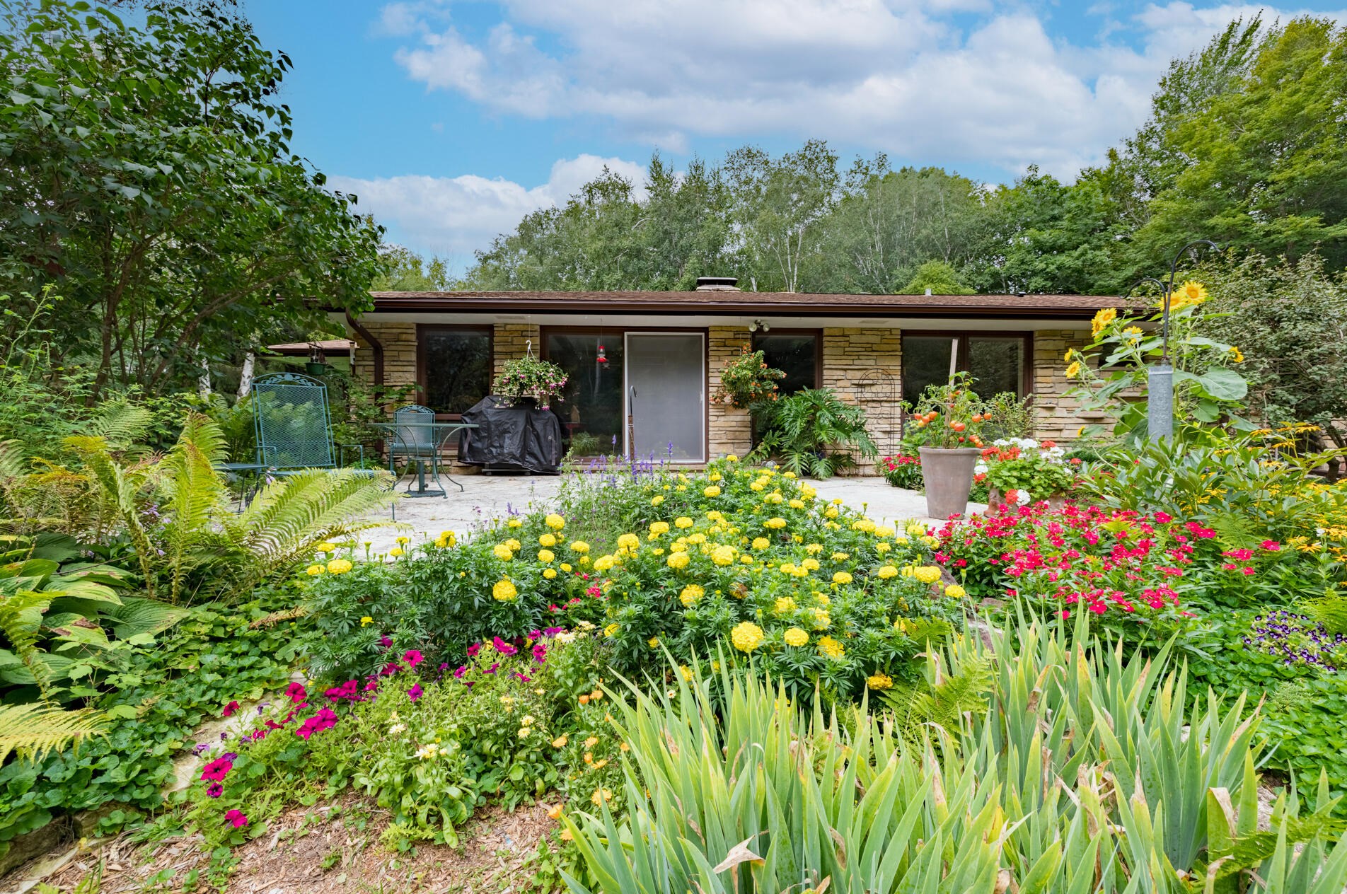 692 County Rd, Grafton, WI 53024-9658