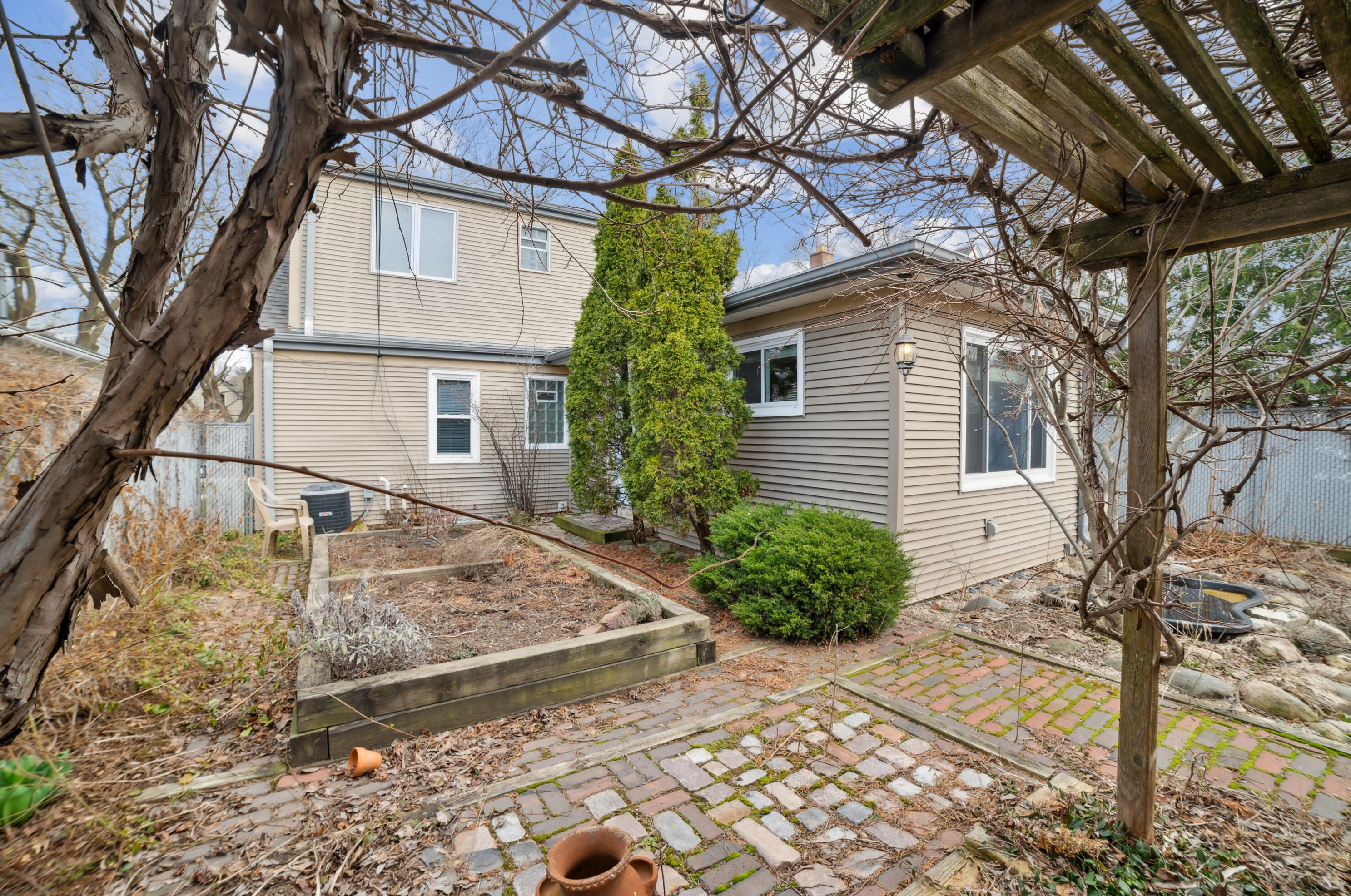 3373 90th St, Milwaukee WI  53227-4403 exterior