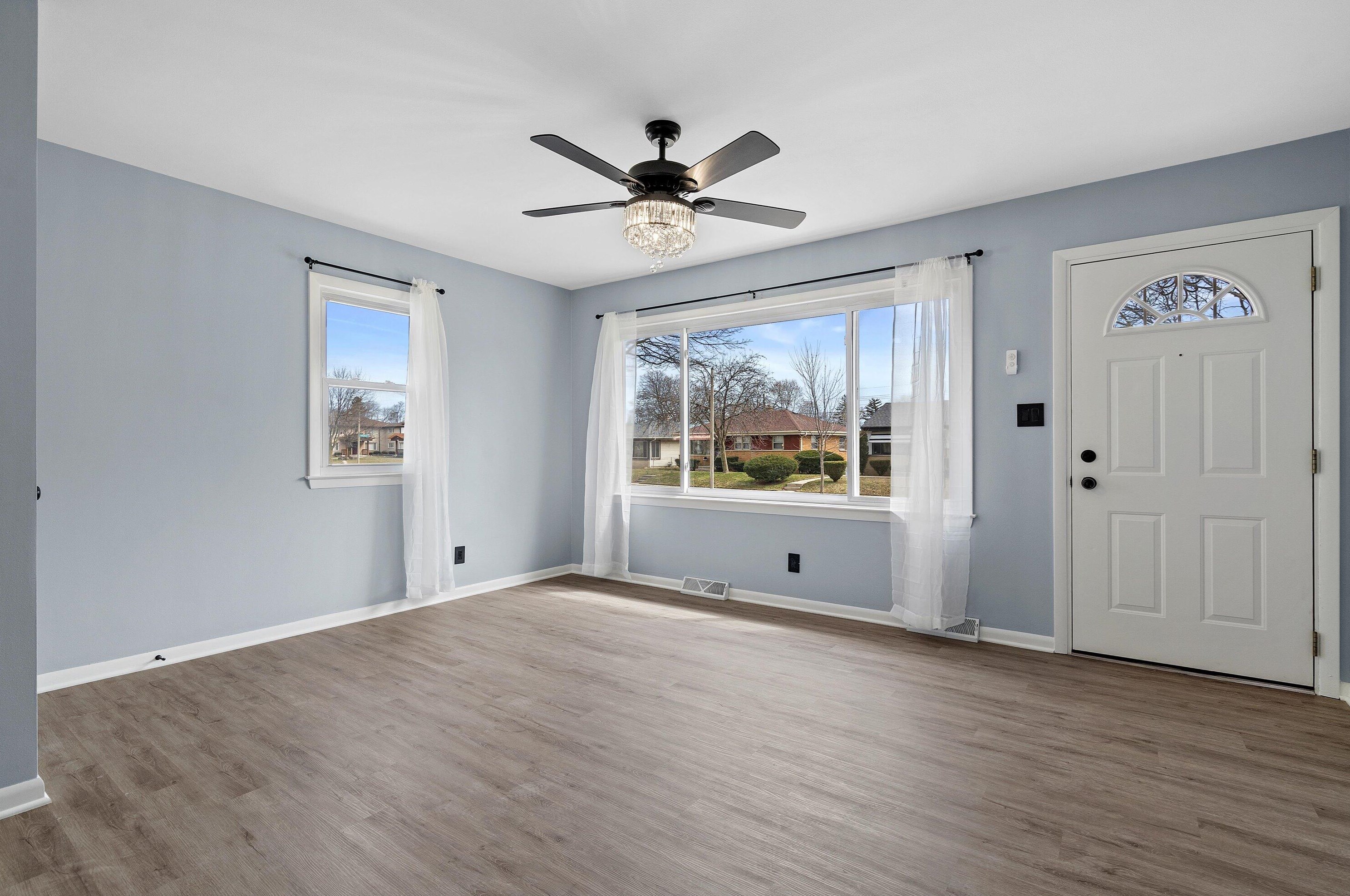 8126 Glen Ave, Milwaukee, WI 53218-2528