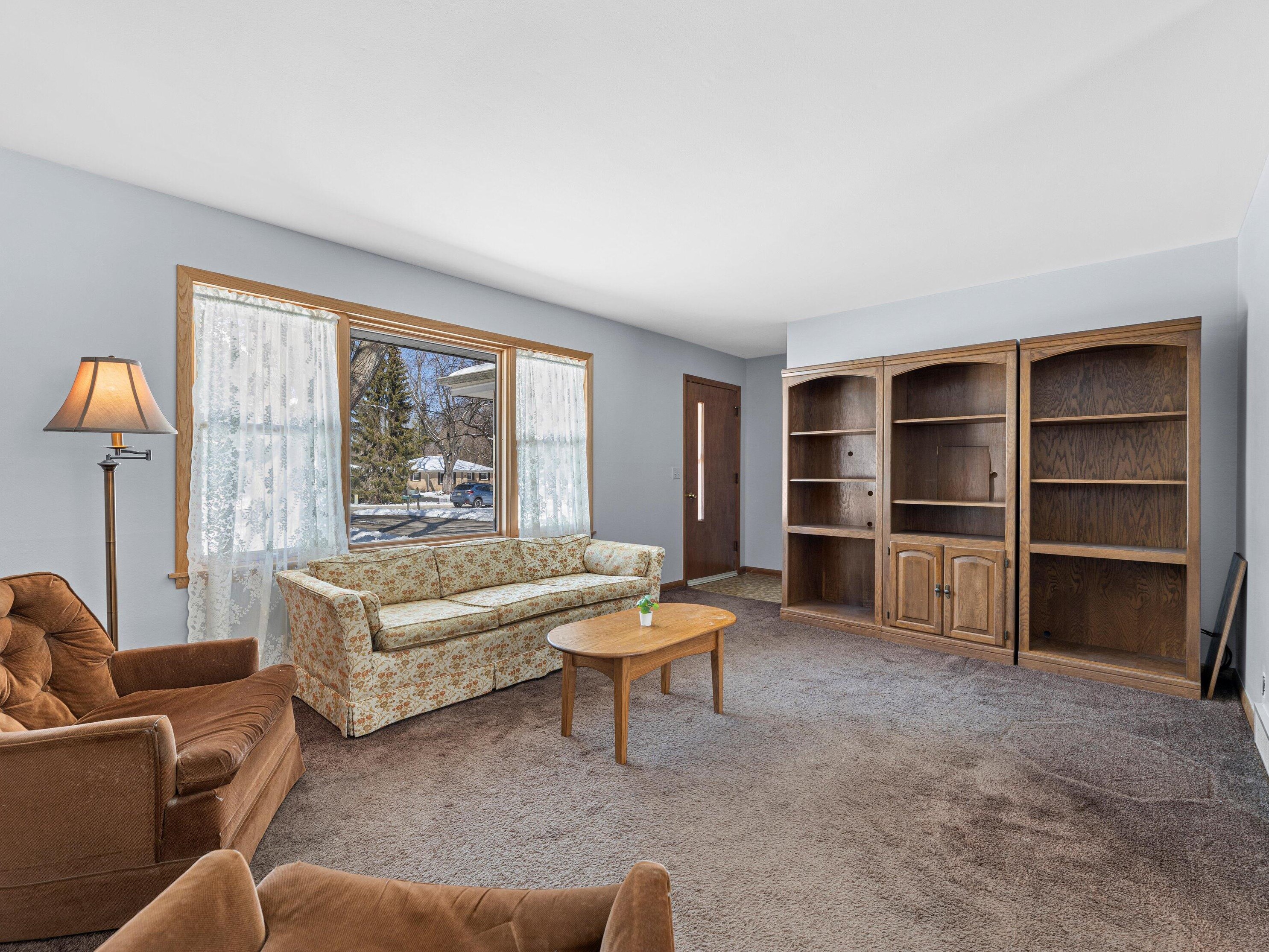 430 Arlington Dr, Delafield, WI 53018-1104