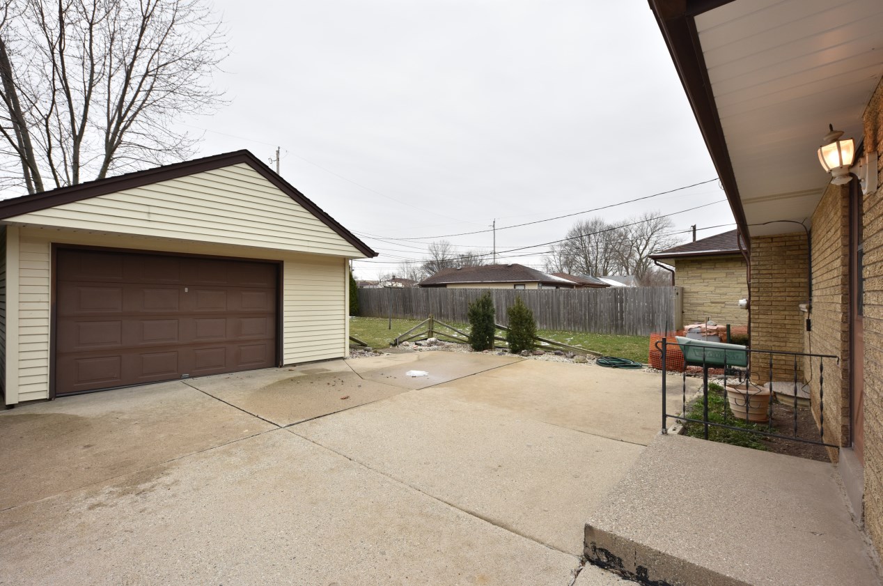 811 Mackinac Ave, South Milwaukee, WI 53172-3229