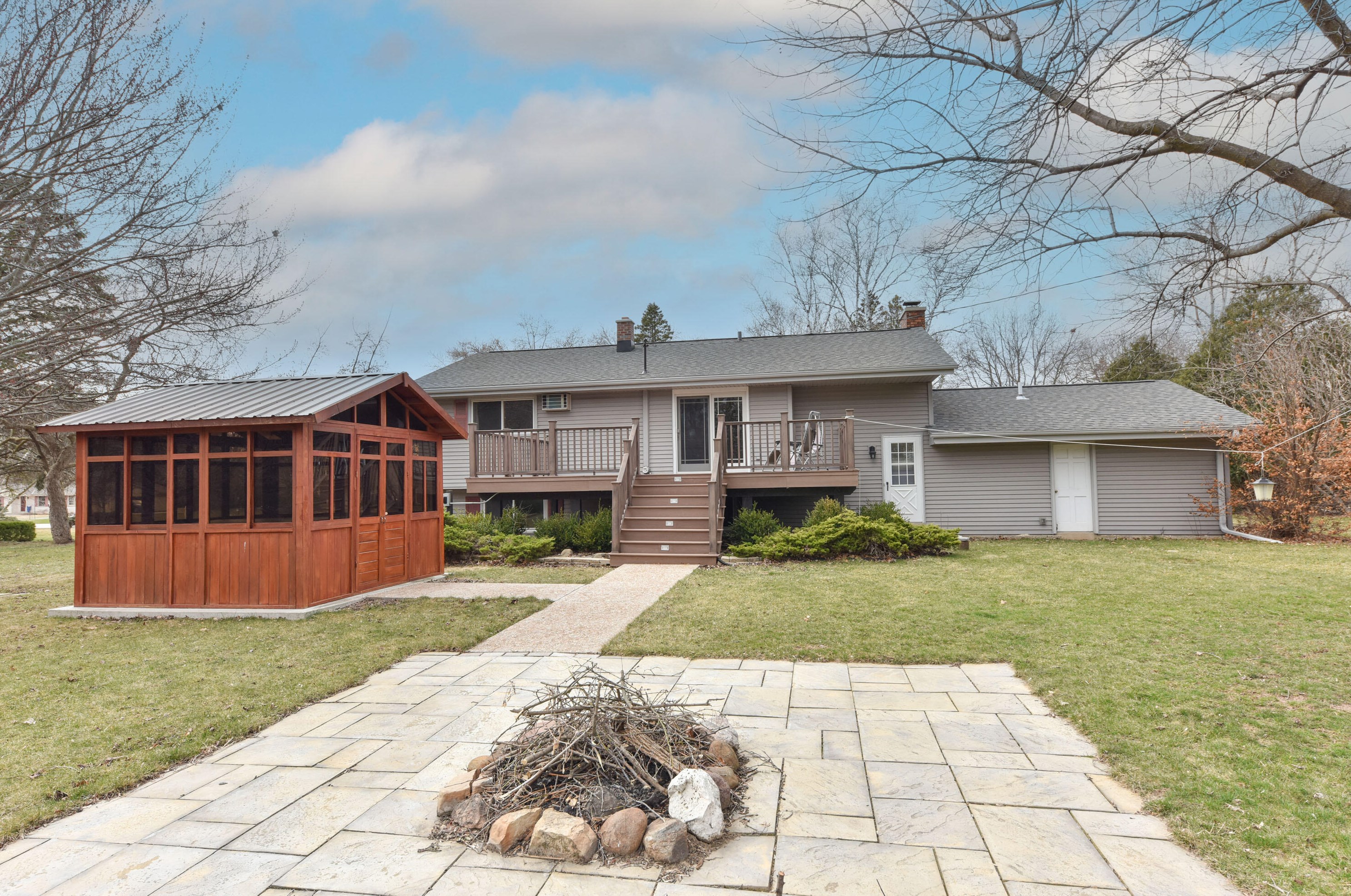 402 Vista View Dr, Cedarburg WI  53012-9178 exterior