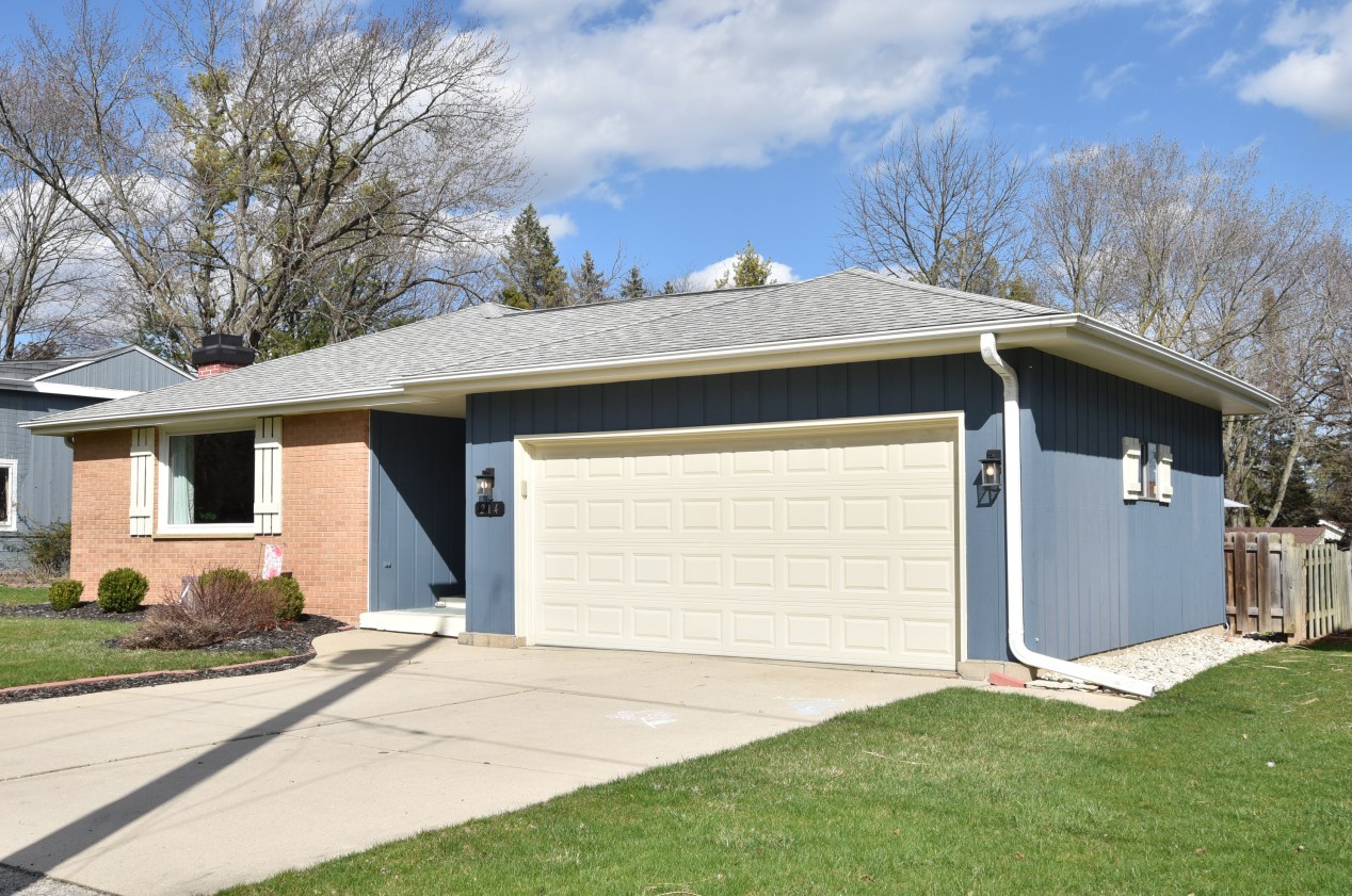 214 S Highland Ave, Thiensville, WI 53092