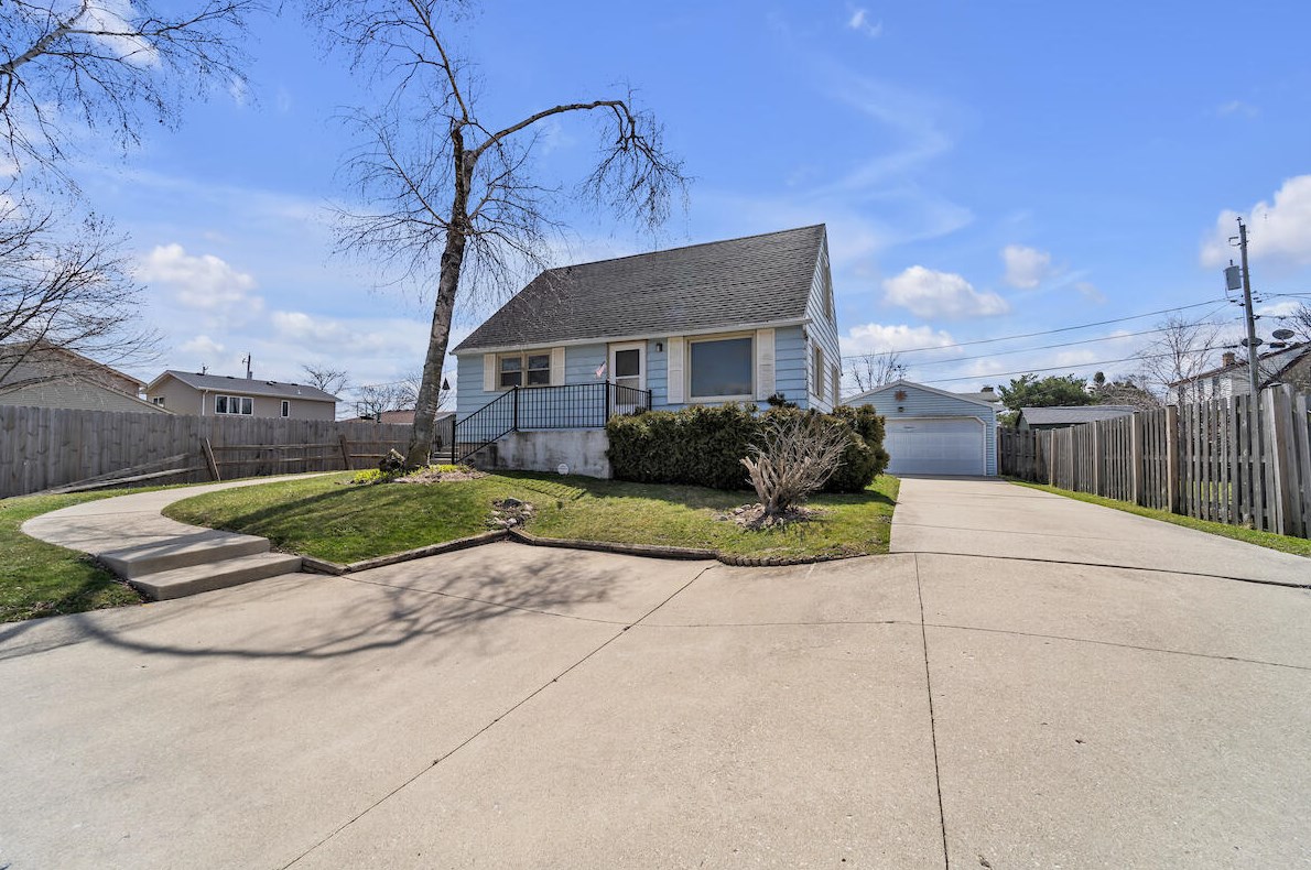 1427 Enos Ave, Racine, WI 53403-3609