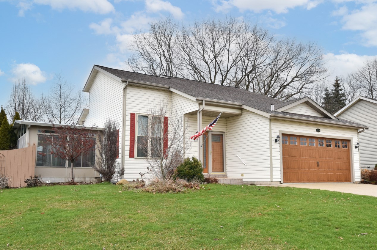 1228 Lee Ave, West Bend, WI 53090-5440