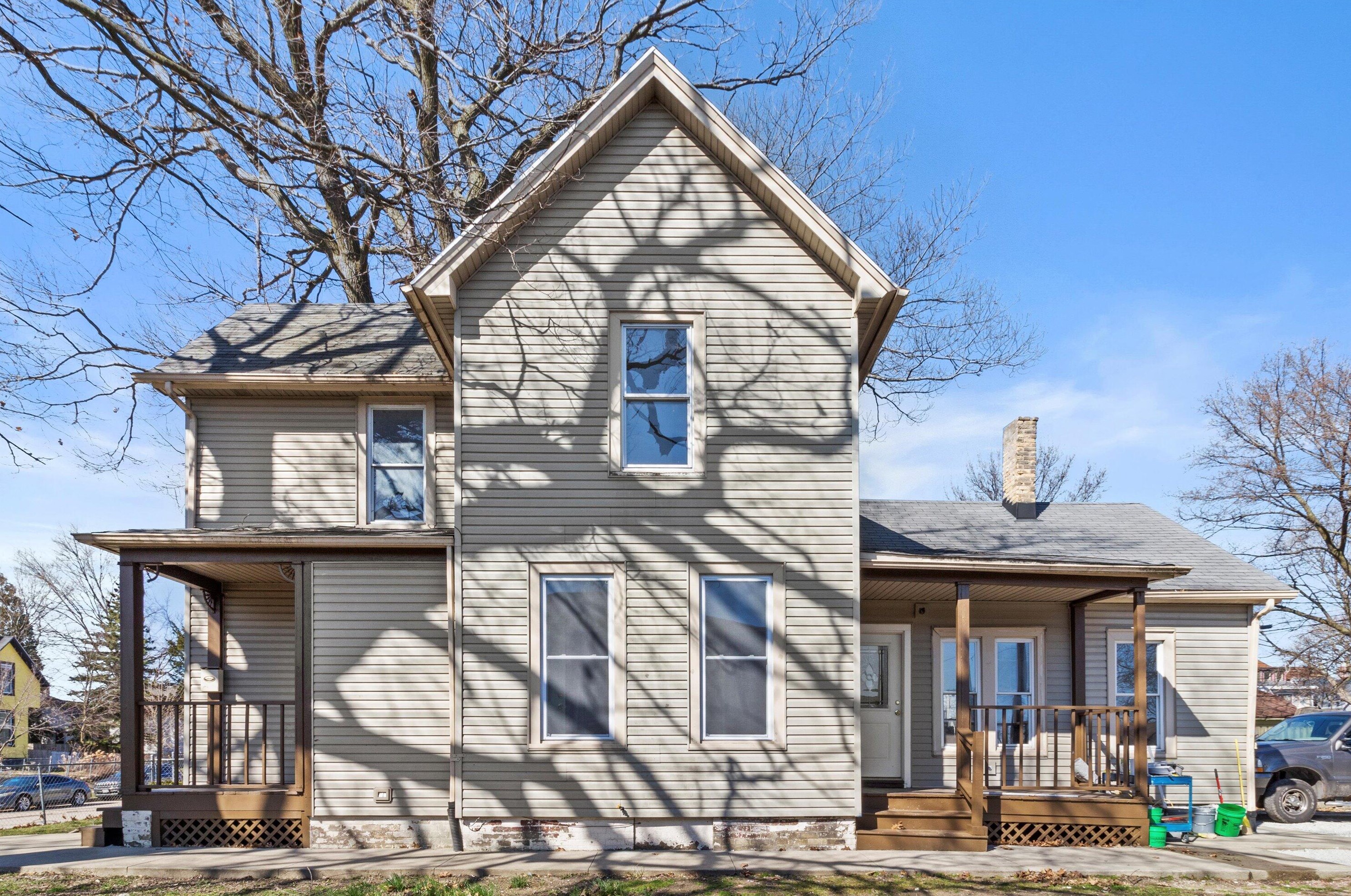 1528 Maple St, Racine, WI 53404-3214