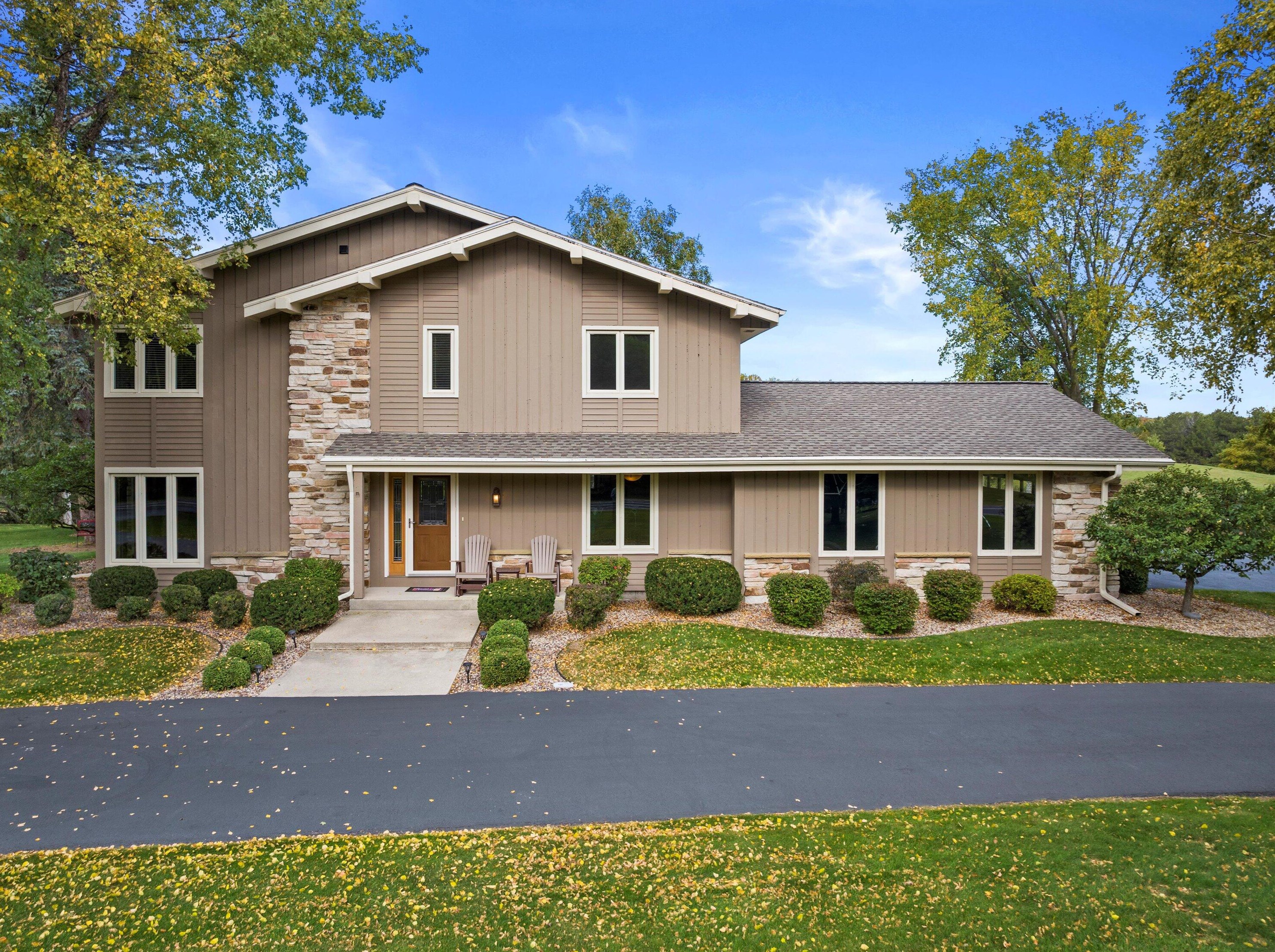 1928 Deerfield Dr, Saukville, WI 53080