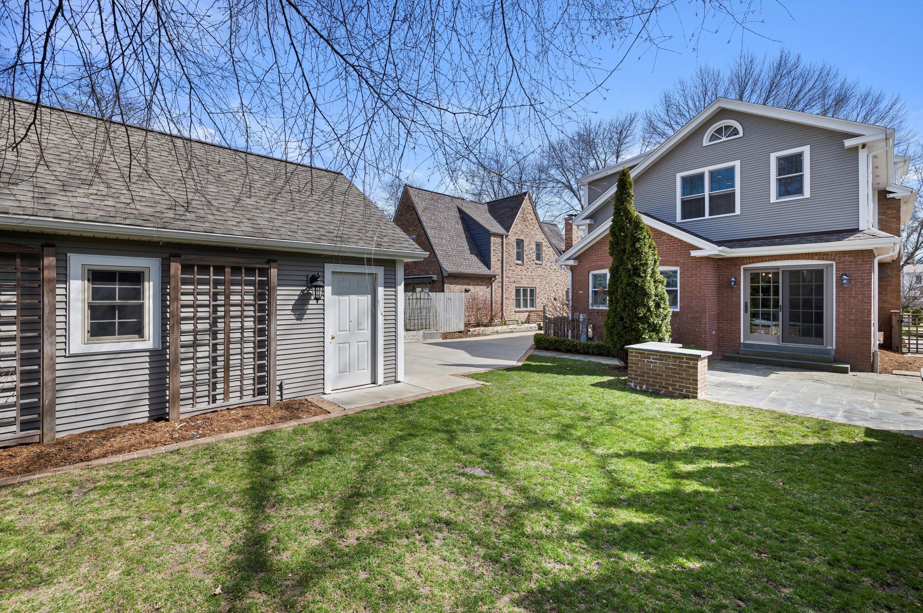 816 Lake Forest Ave, Milwaukee WI  53217-5376 exterior