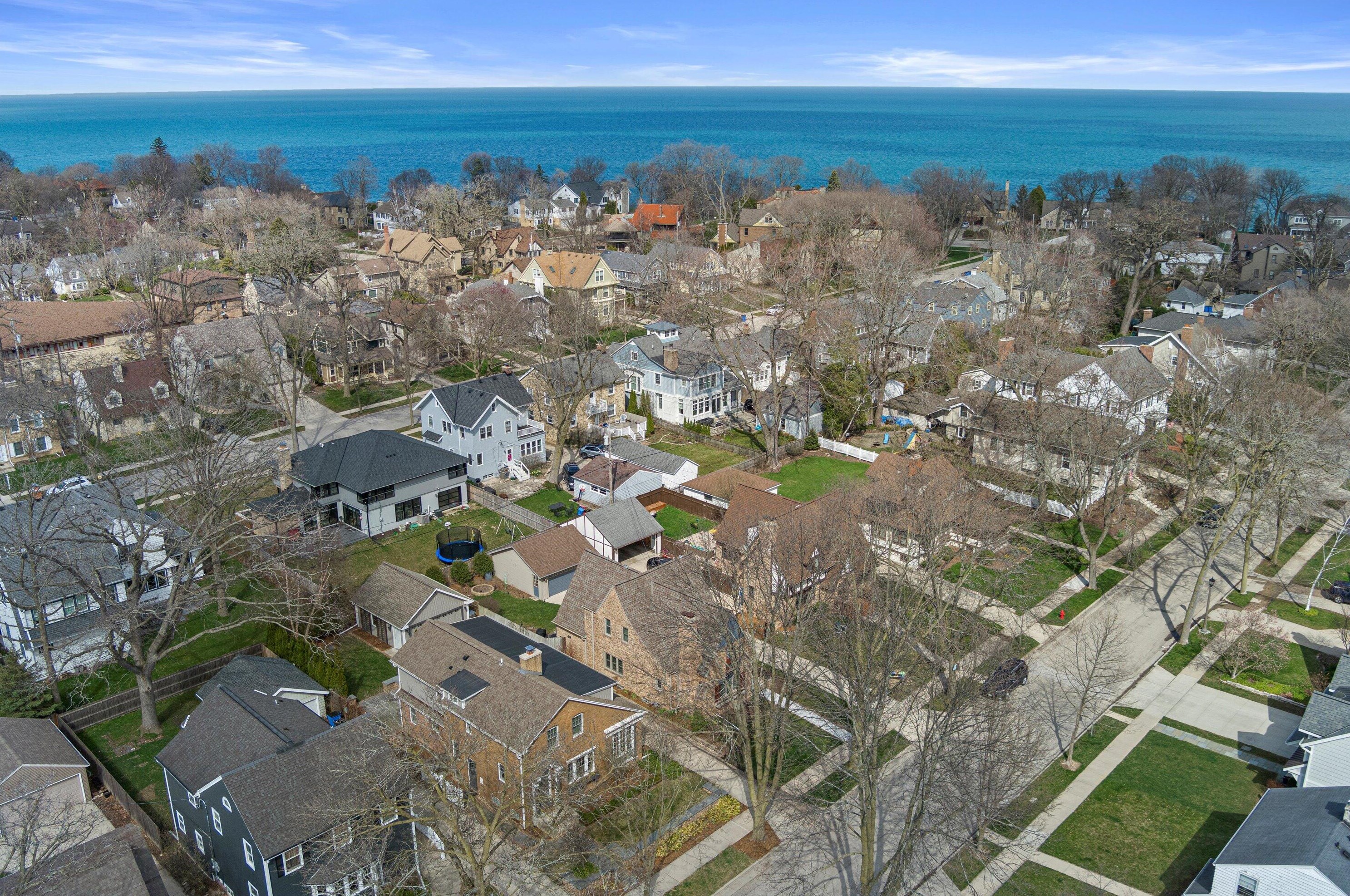 816 Lake Forest Ave, Milwaukee WI  53217-5376 exterior