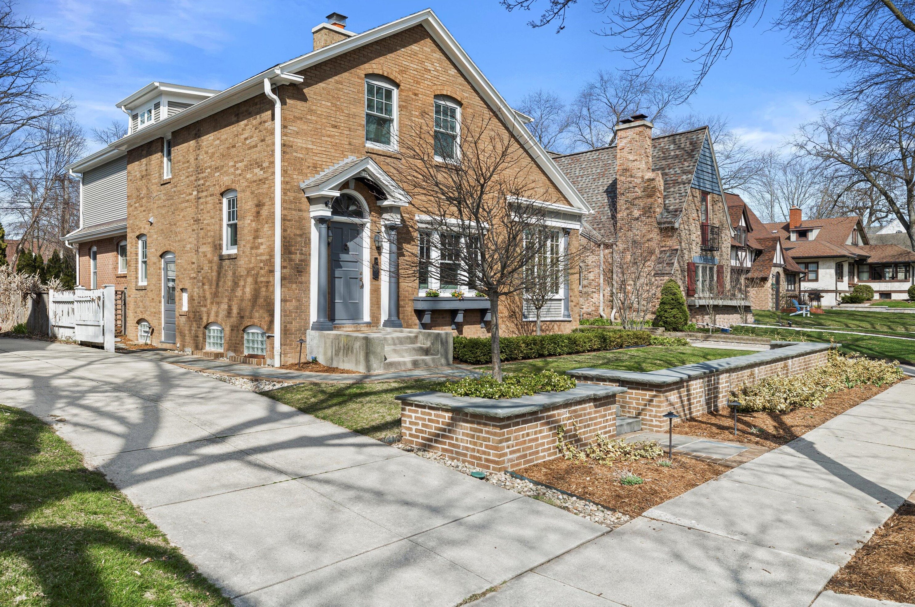 816 Lake Forest Ave, Milwaukee WI  53217-5376 exterior
