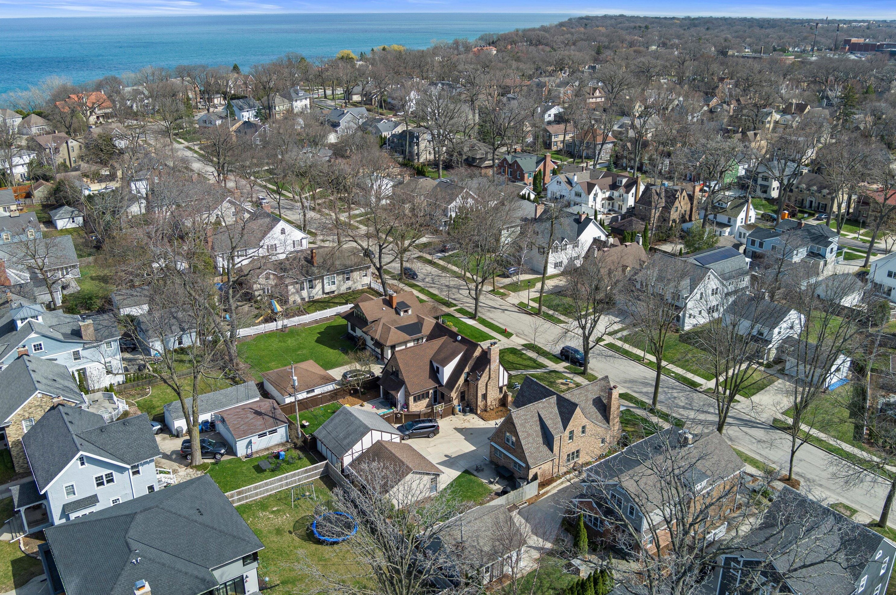 816 Lake Forest Ave, Milwaukee WI  53217-5376 exterior