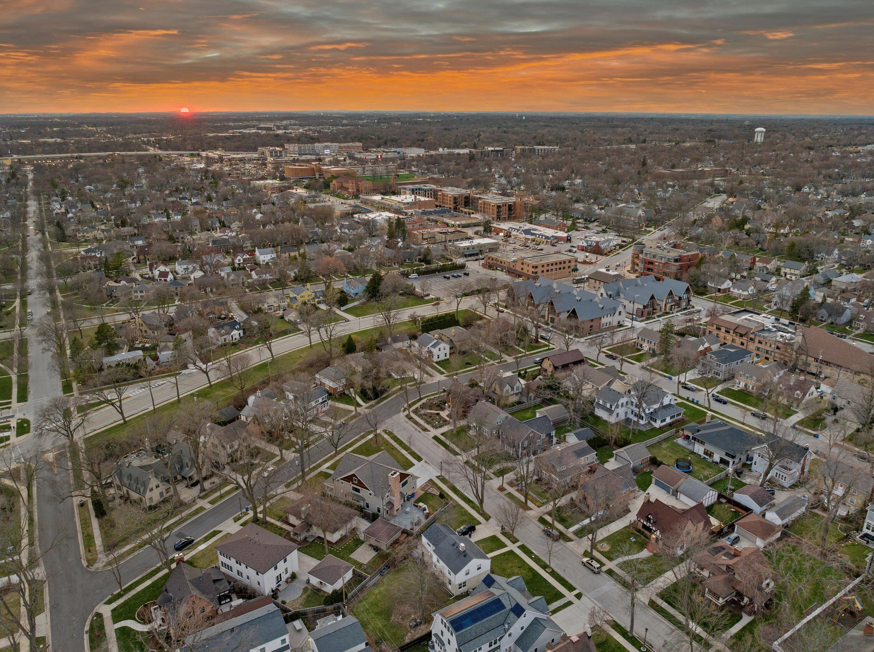 816 Lake Forest Ave, Milwaukee WI  53217-5376 exterior