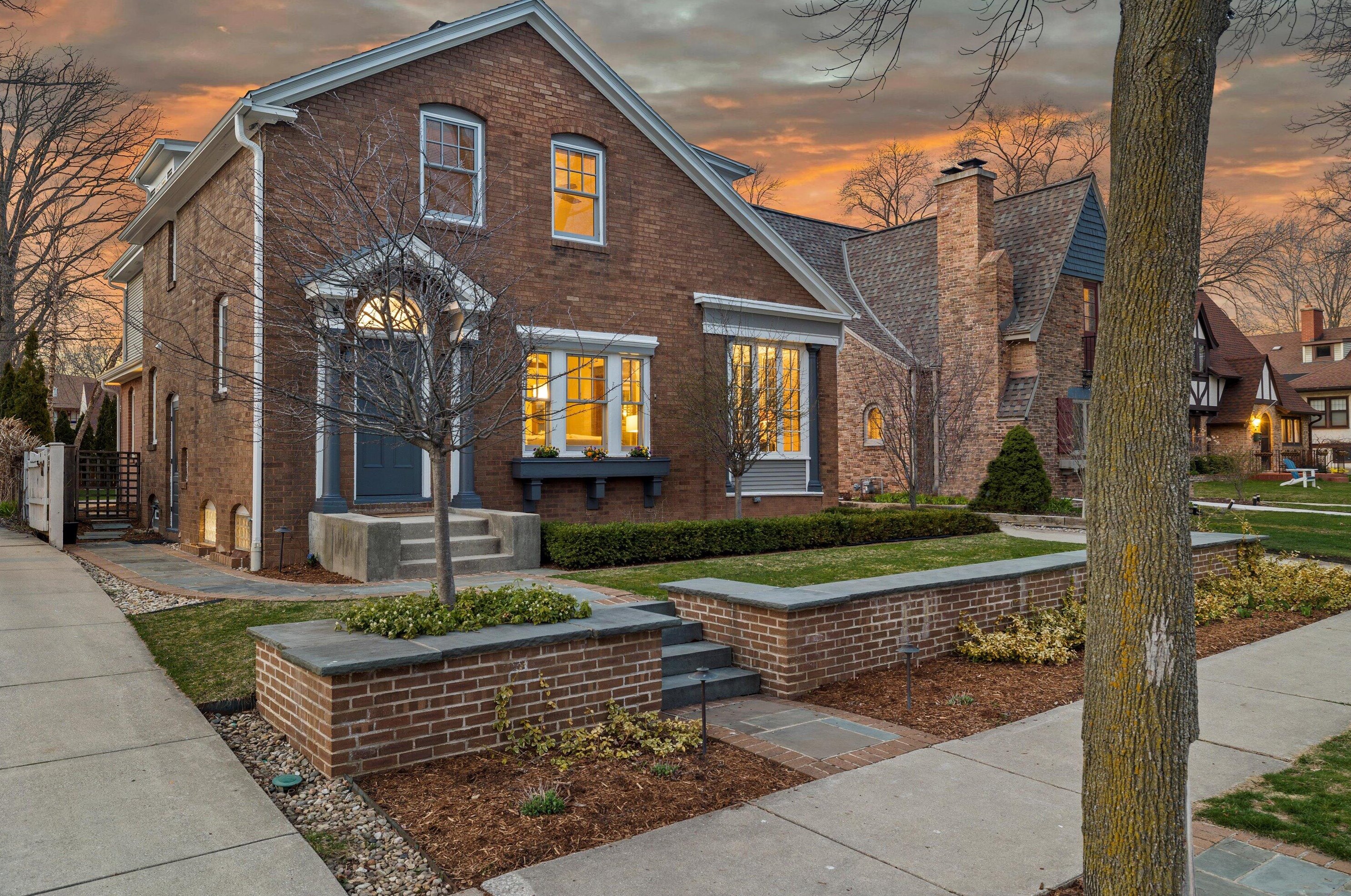 816 Lake Forest Ave, Milwaukee WI  53217-5376 exterior