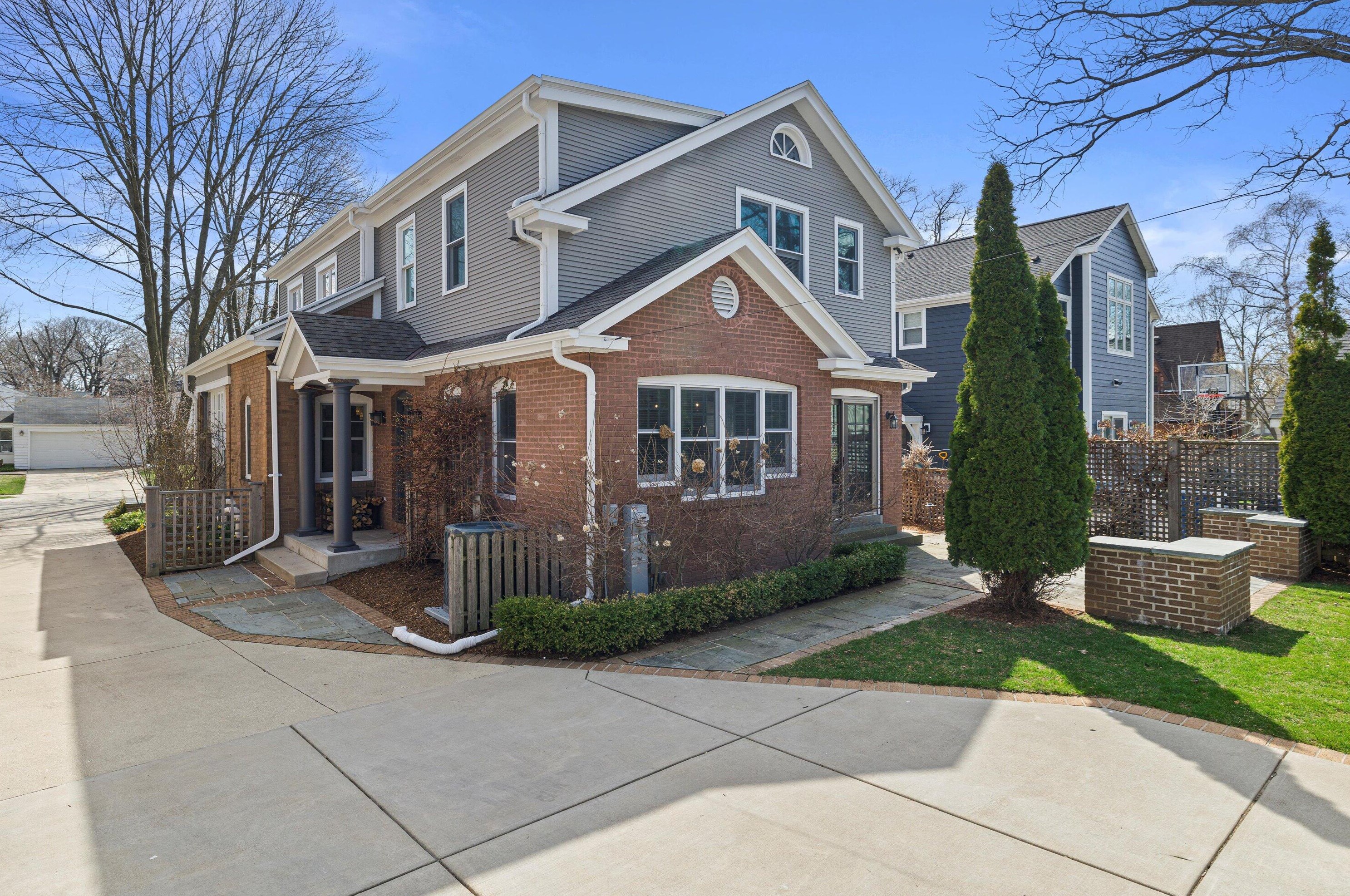 816 Lake Forest Ave, Milwaukee WI  53217-5376 exterior