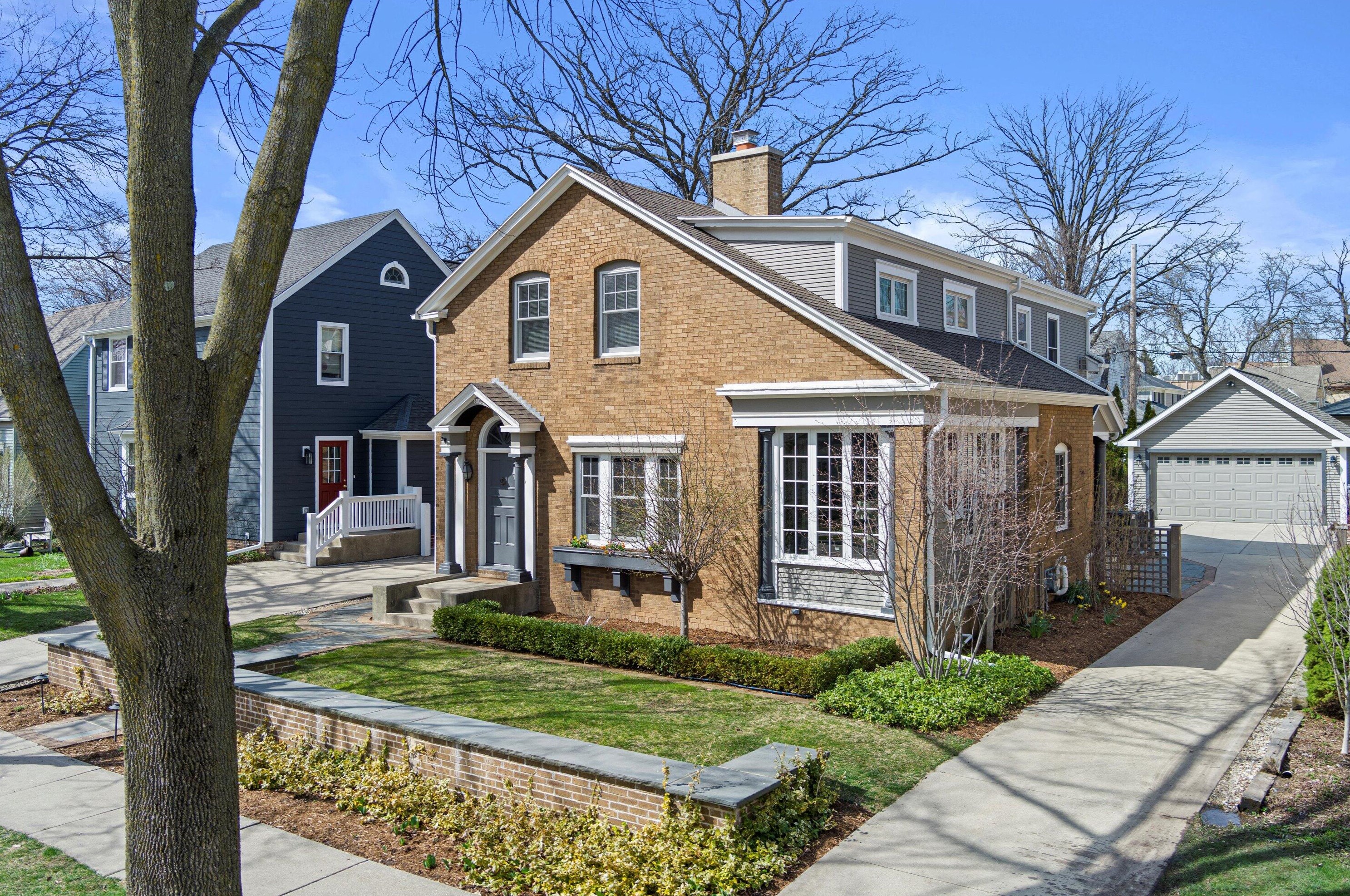 816 Lake Forest Ave, Milwaukee WI  53217-5376 exterior