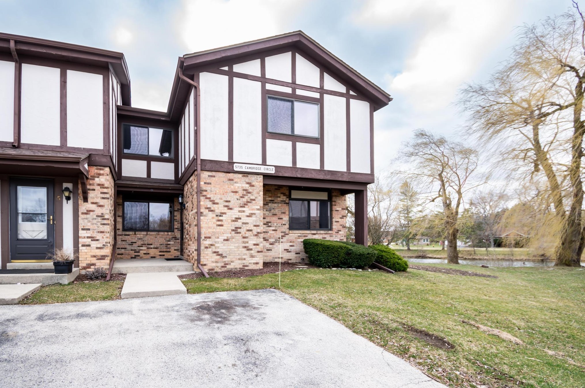 5735 Cambridge Cir, Racine, WI 53406-2853
