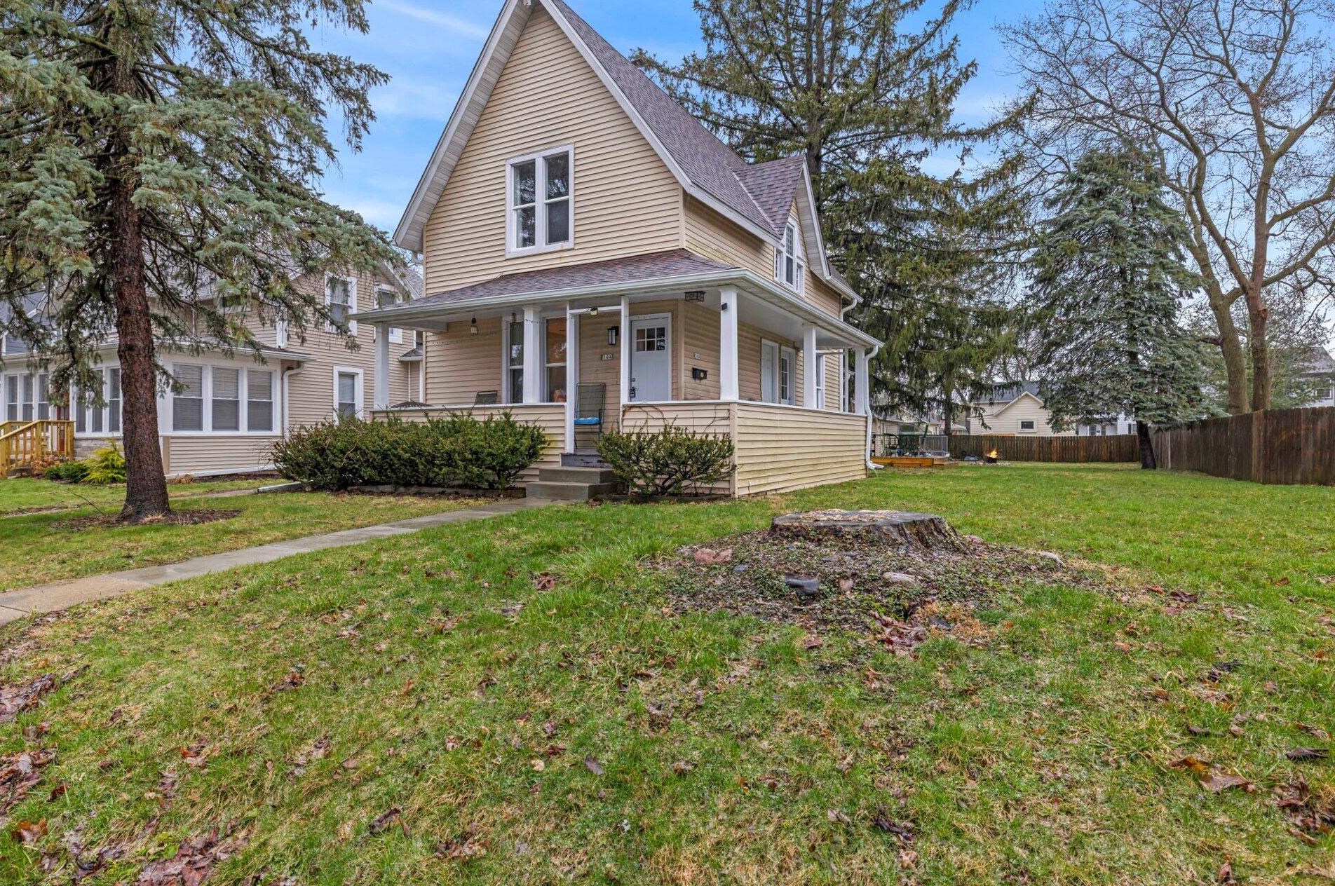 144 S Maple St, Oconomowoc, WI 53066