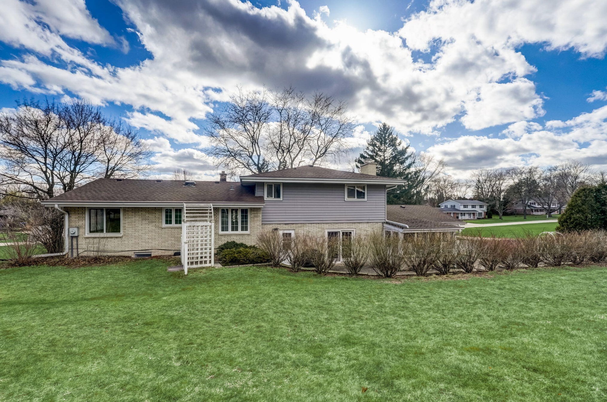 8210 Fairmont Ln, Greendale, WI 53129