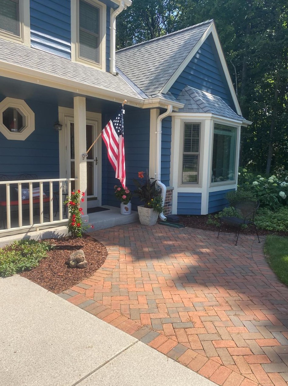 1606 Edgewater Ct, Grafton, WI 53024-9410
