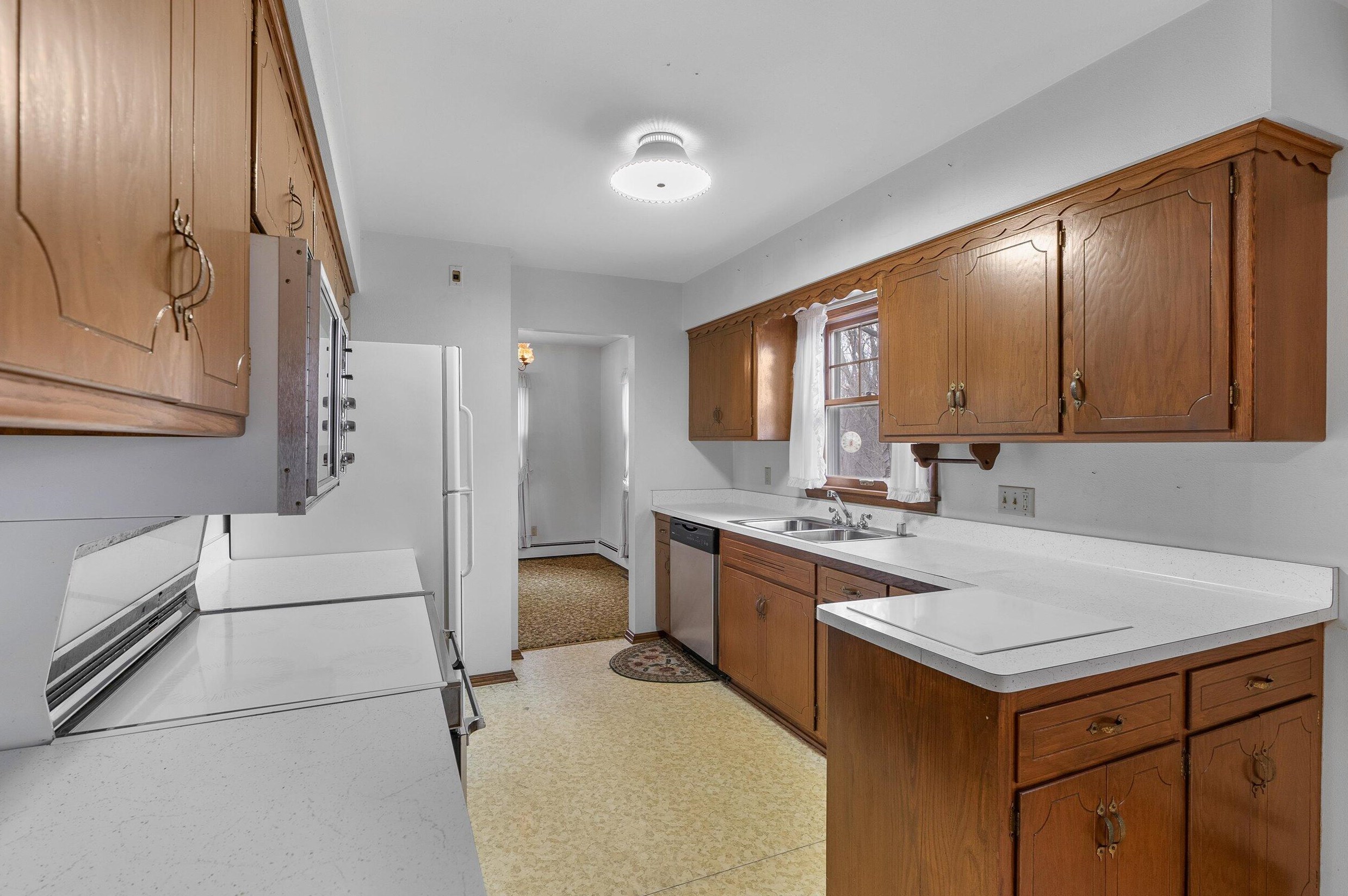 625 Lakeview Dr, Oak Creek, WI 53154-3025