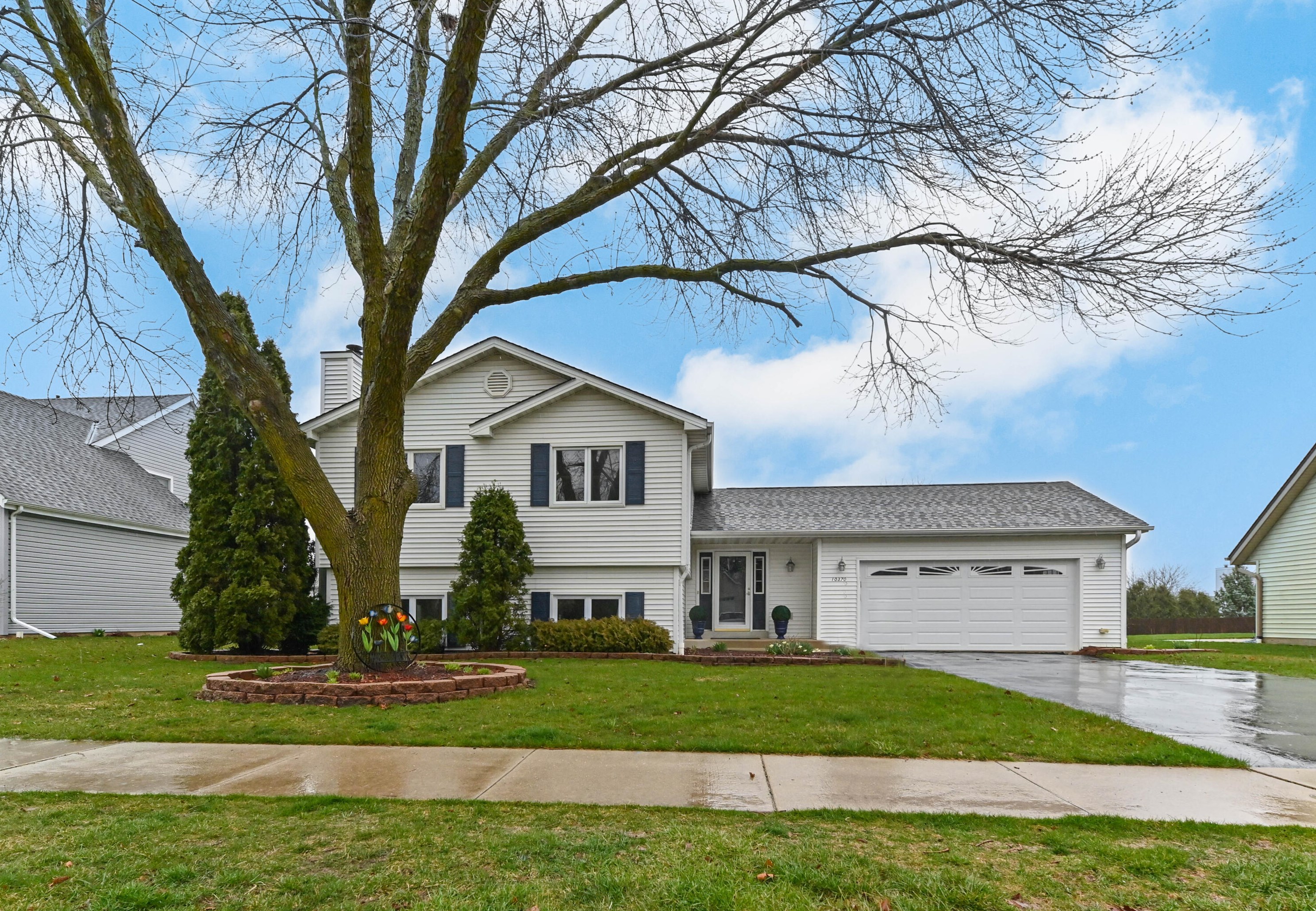 10370 S Mockingbird Ln, Oak Creek, WI 53154