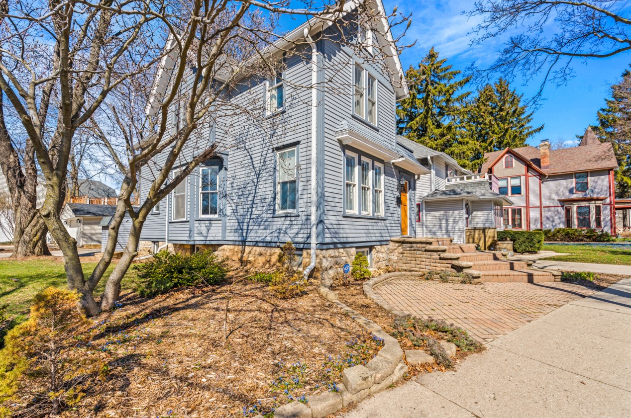 1157 Glenview Ave, Milwaukee, WI 53213-3047