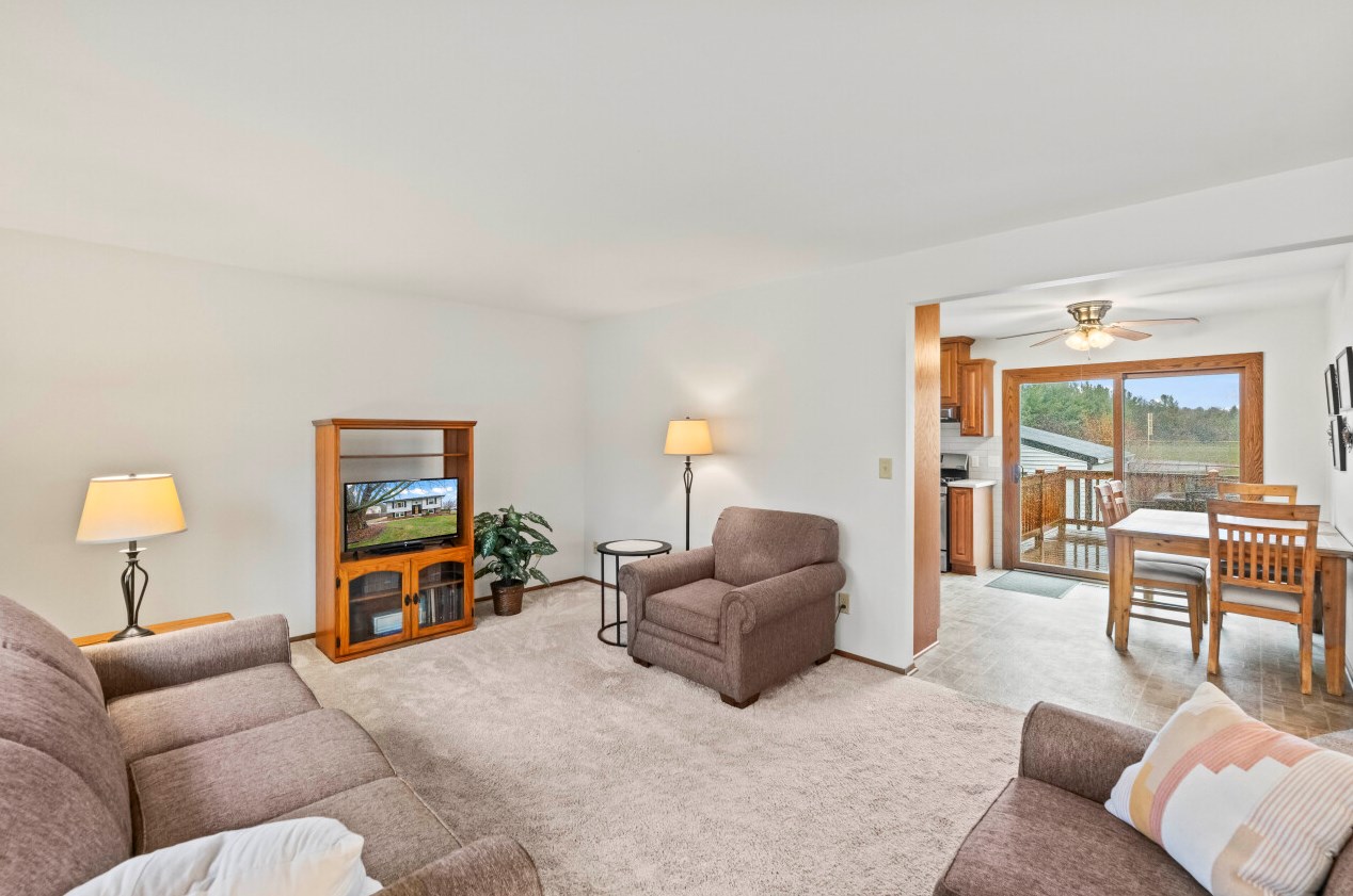 206 Chestnut Ridge Dr, Chenequa, WI 53029-1304