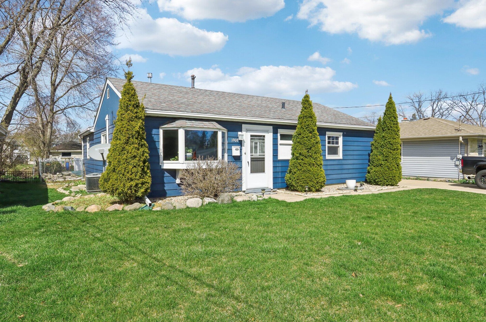 1908 Buffalo St, Waukesha, WI 53188-2822