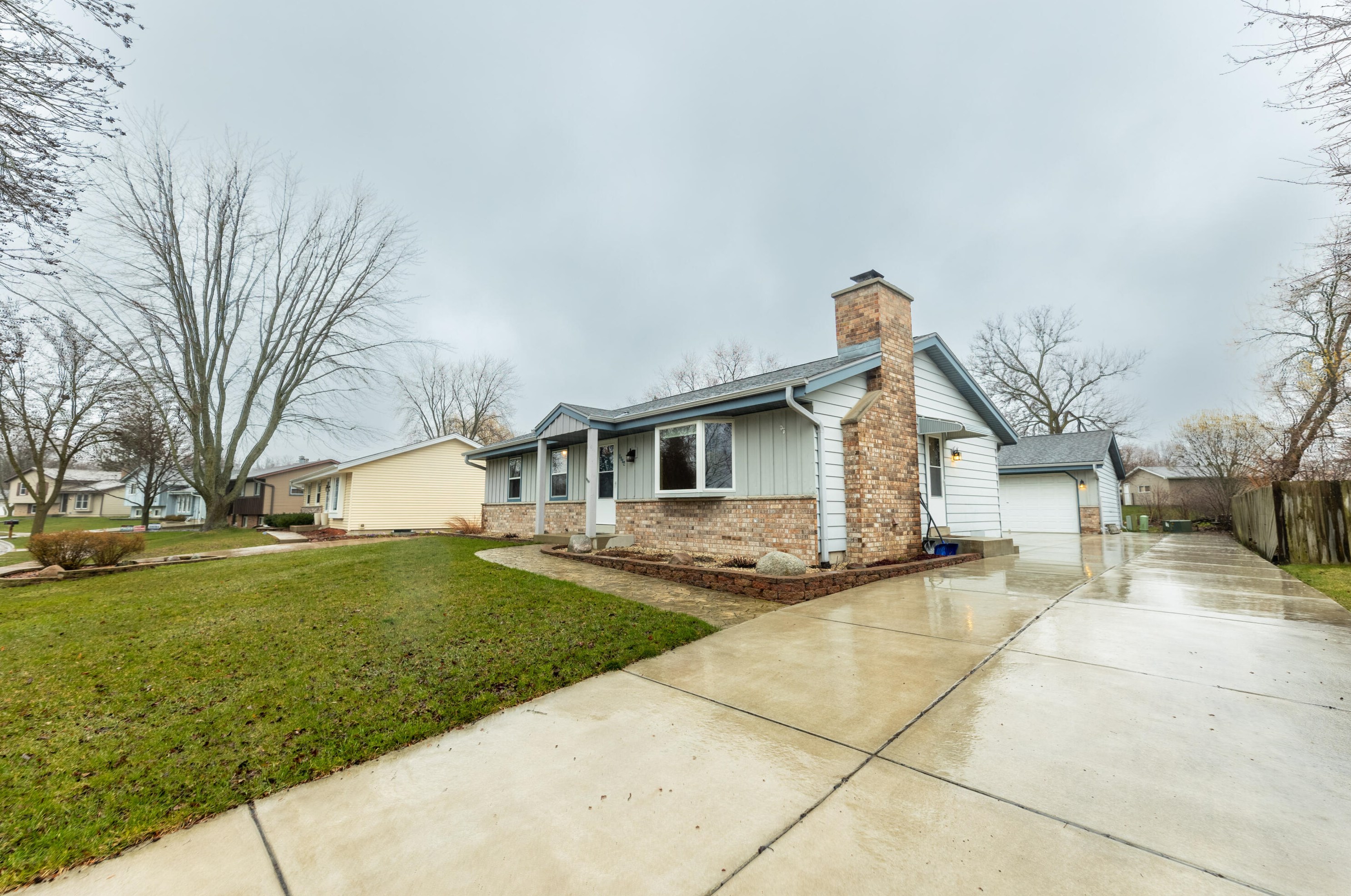 1115 Cherrywood Dr, Waukesha, WI 53188-2733