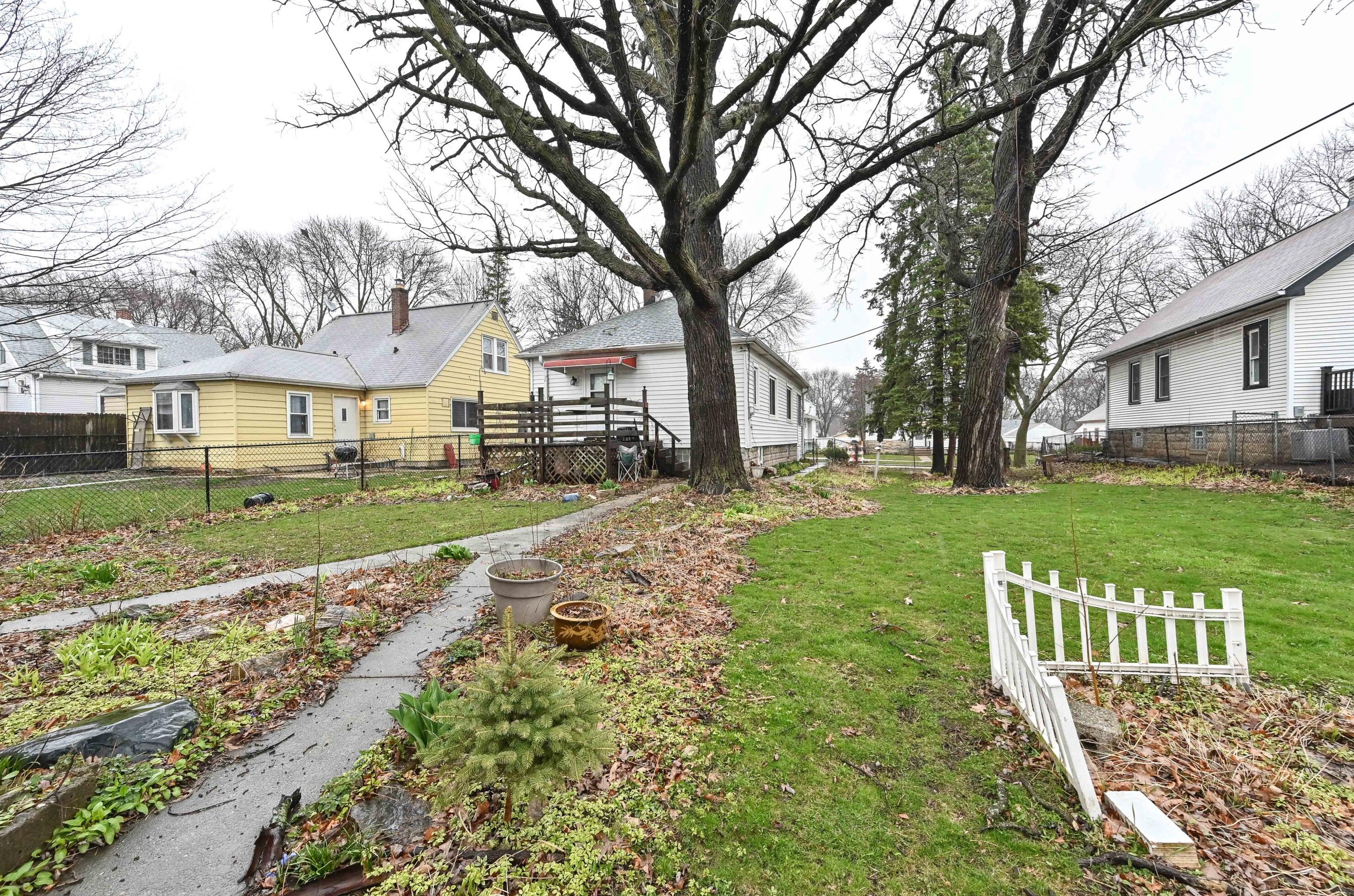 437 66th St, Milwaukee WI  53214-1735 exterior