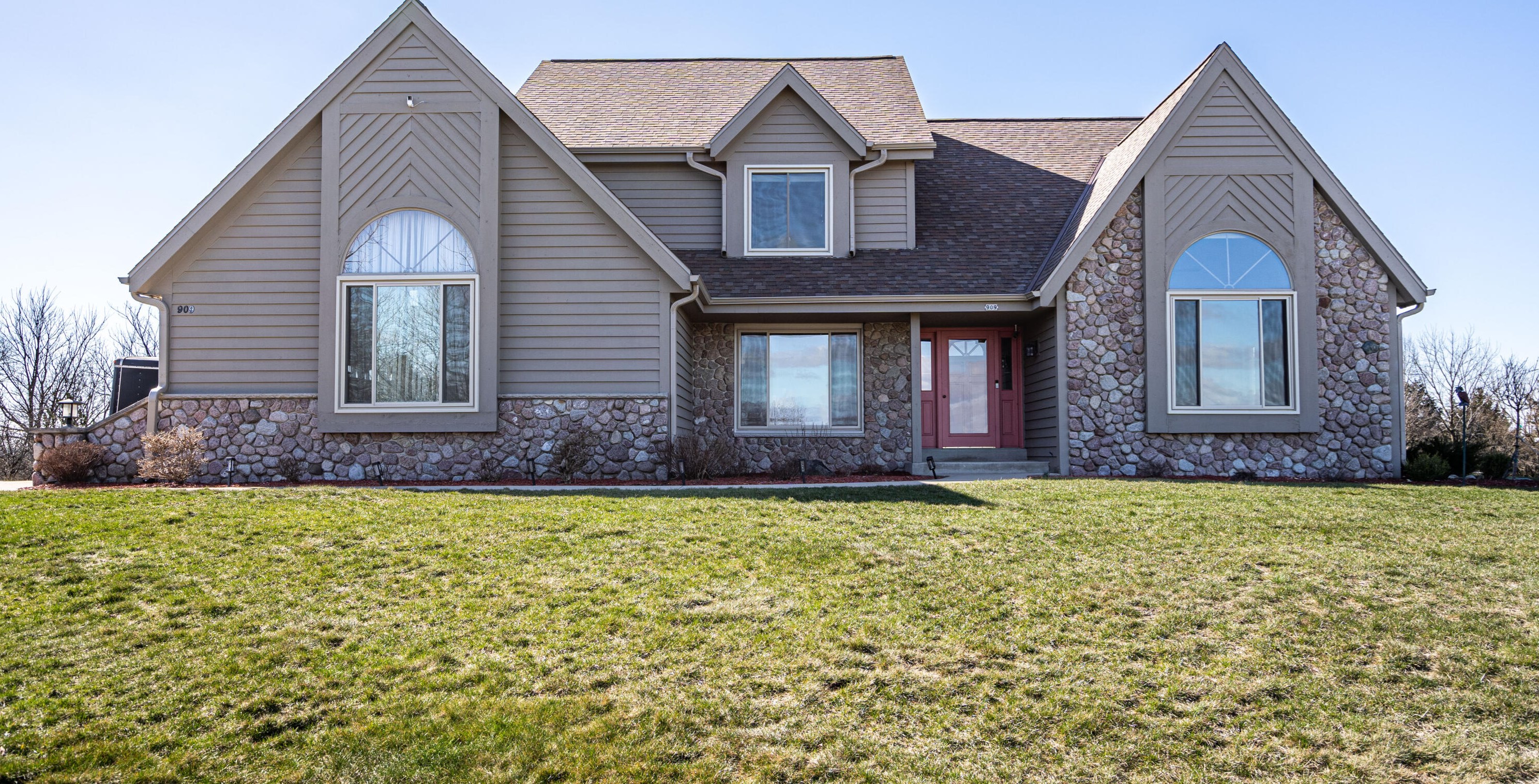 909 Duchess Ct, Oconomowoc, WI 53066