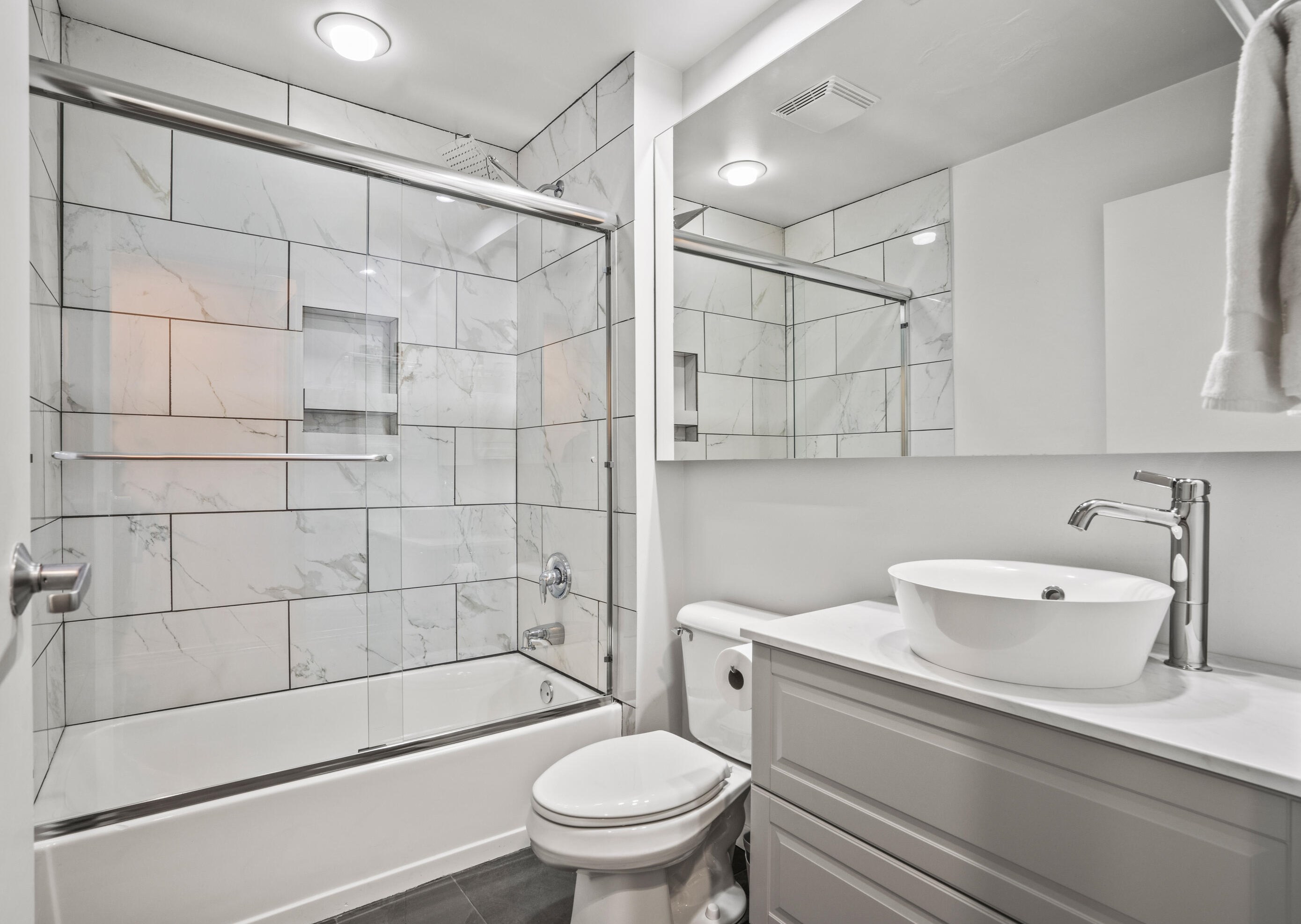 2023 Commerce St, Milwaukee WI  53212-3472 exterior