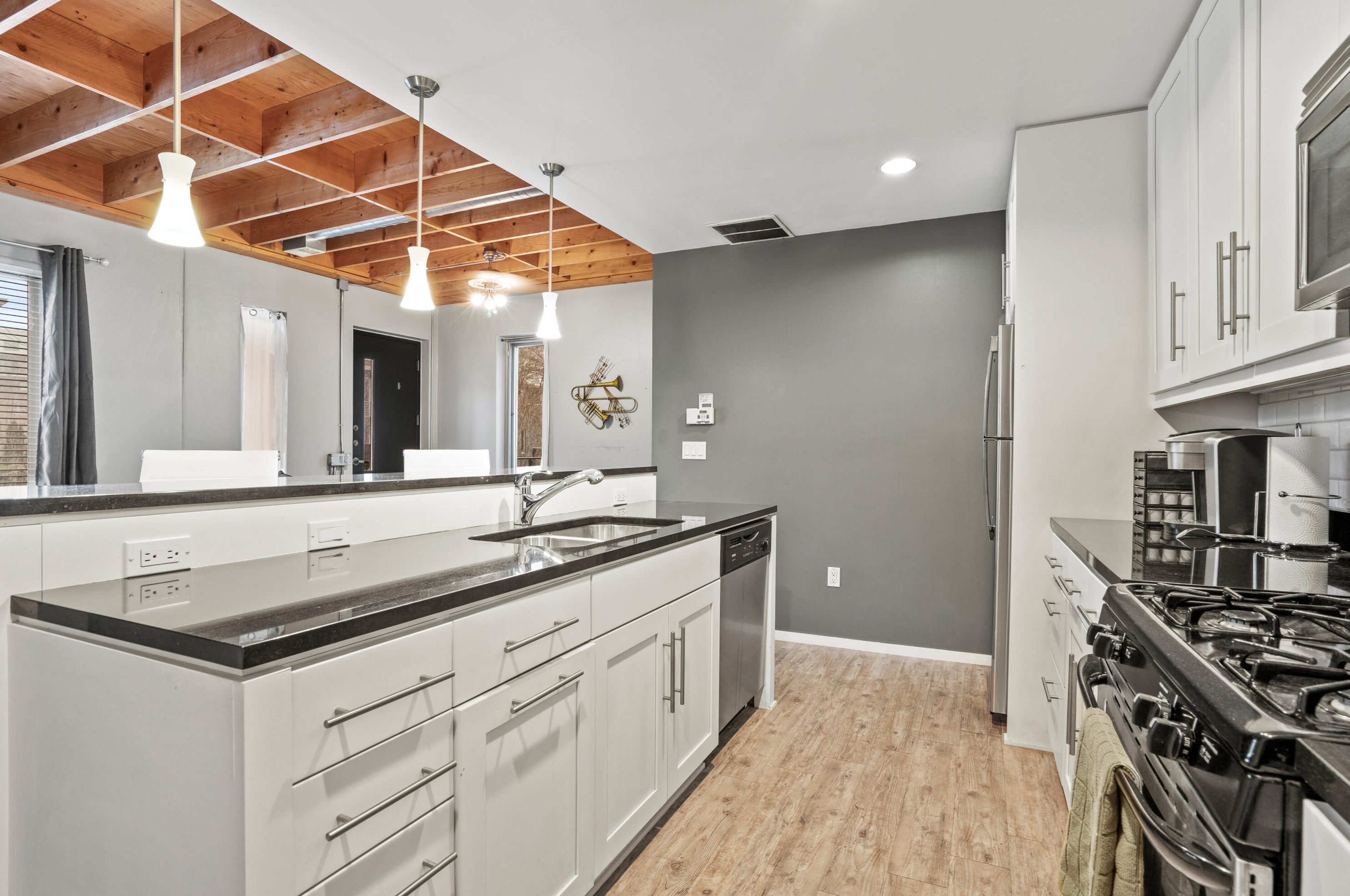 2023 Commerce St, Milwaukee WI  53212-3472 exterior